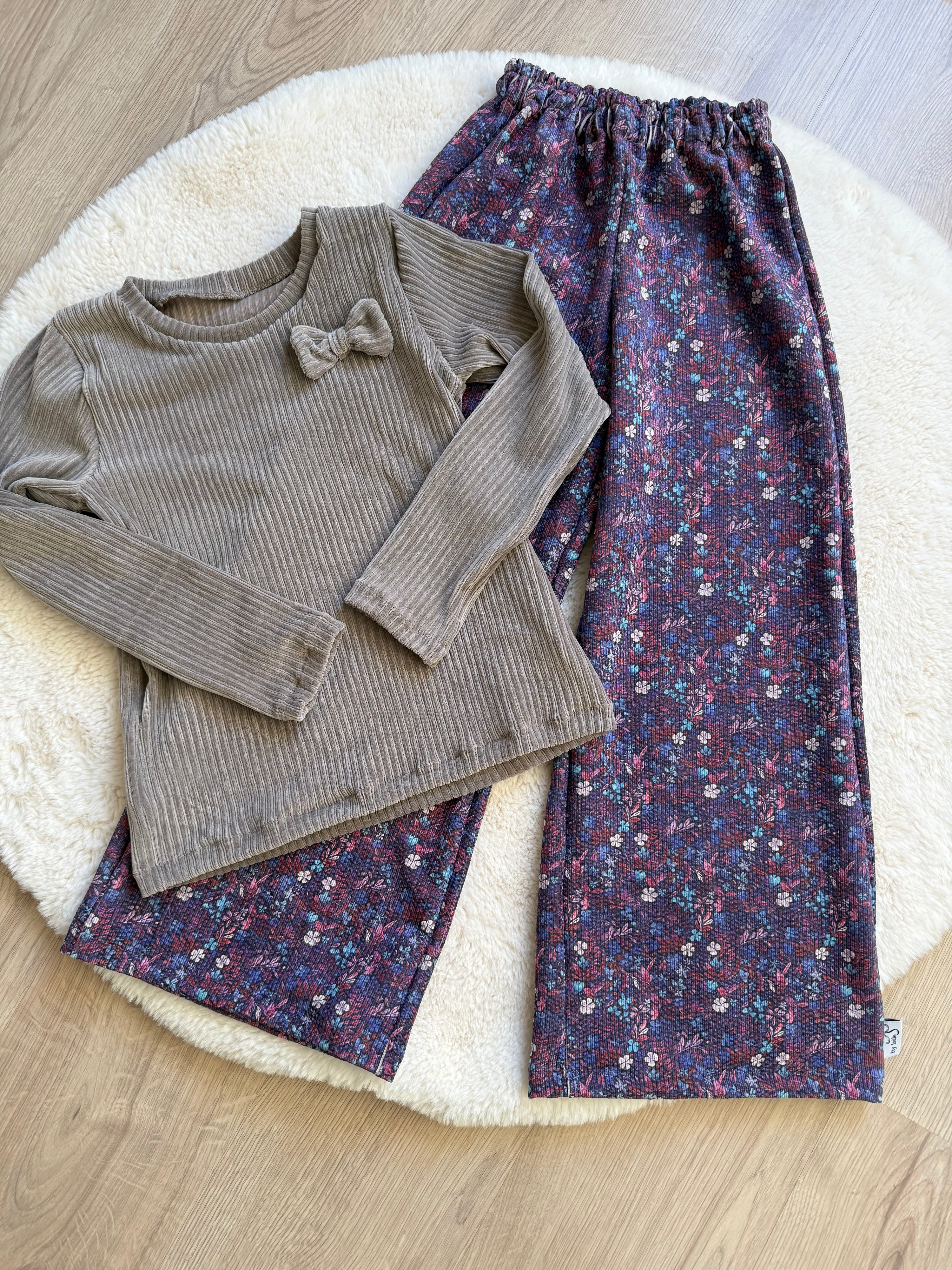 flatlay foto bloemen broek paars