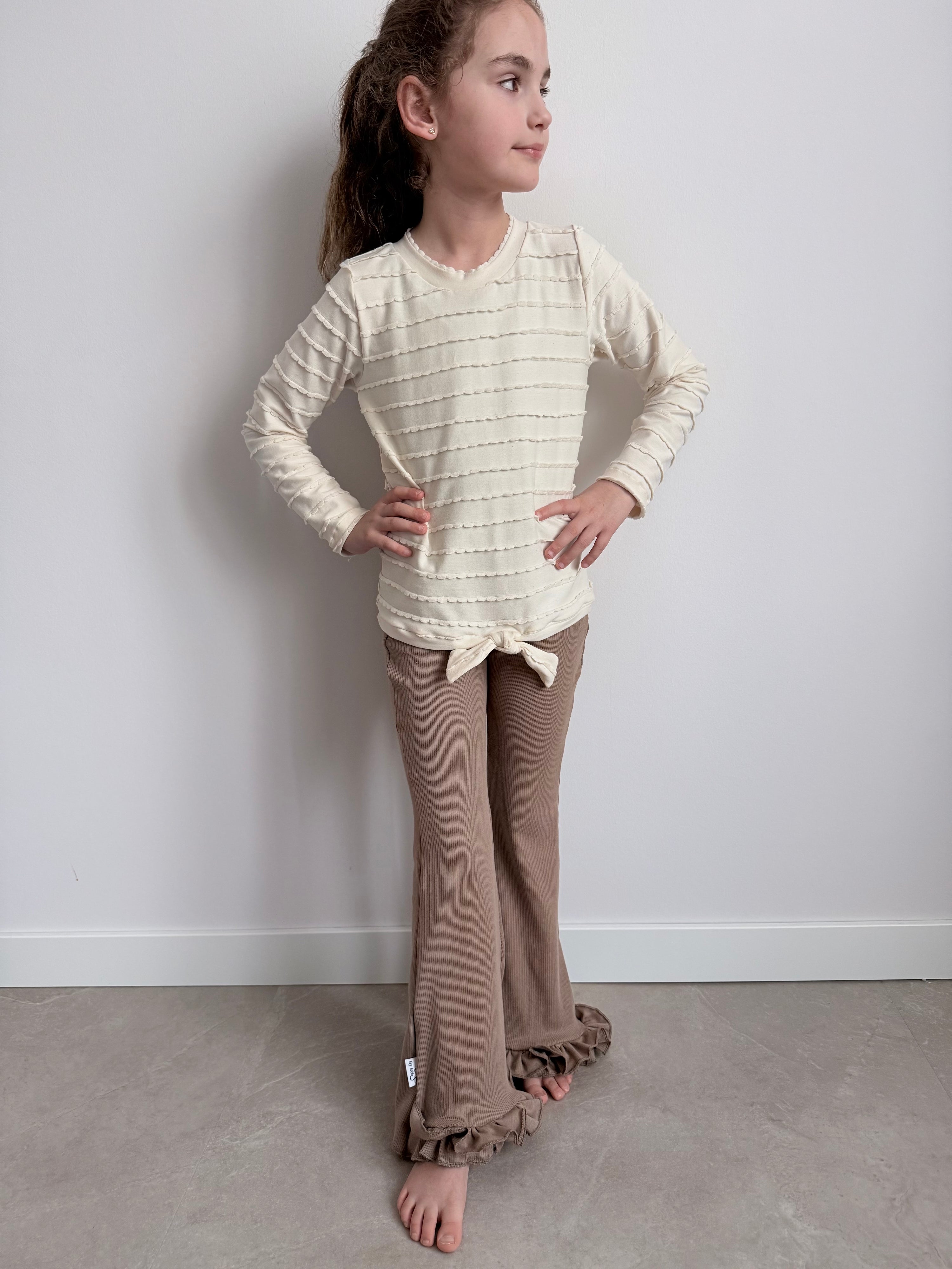 model in ecru shirt lange mouw met flared broekje taupe