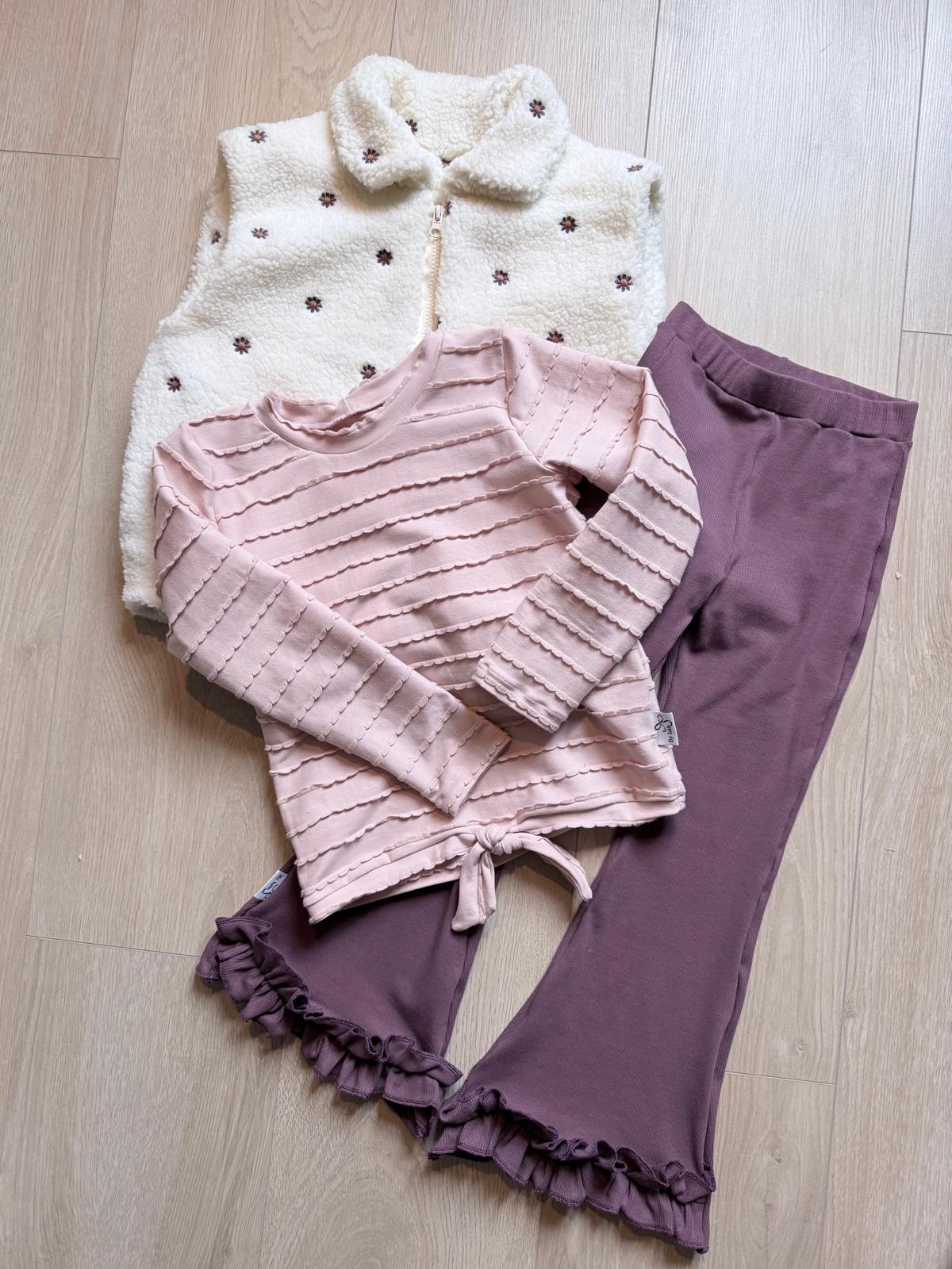 Flatlay inspiratie met bodywarmer, ruffle shirt roze en flared broekje aubergine