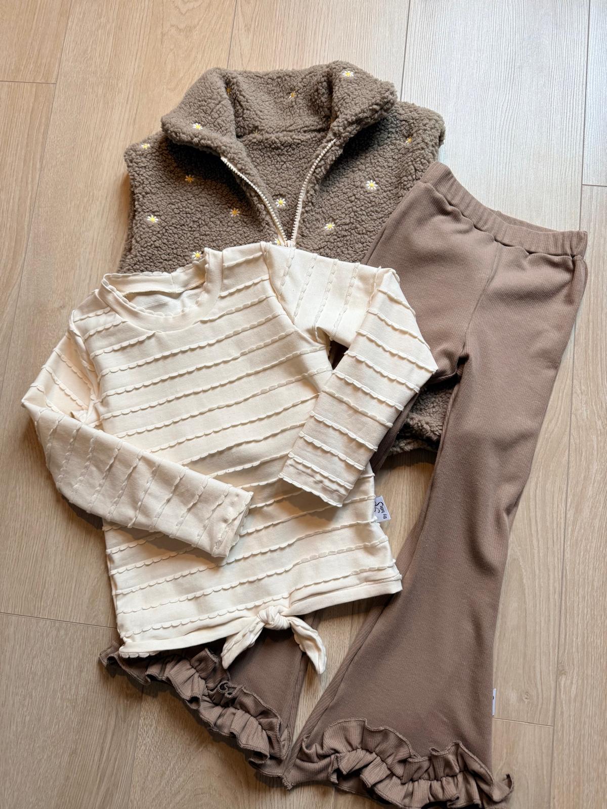 Outfit inspiratie taupe flared broek met ruffle ecru shirt en bodywarmer taupe met madeliefjes