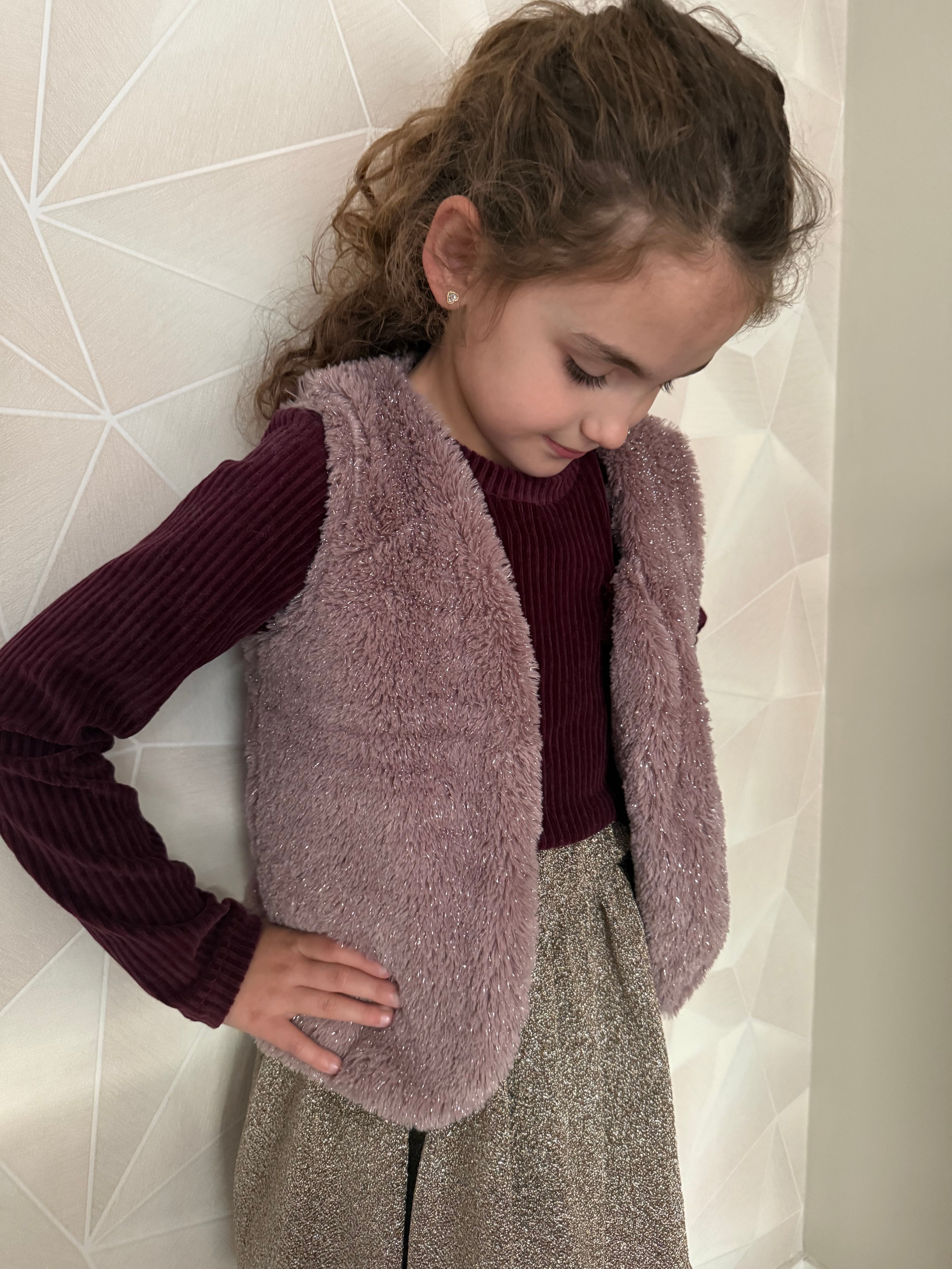 meisje draagt roze zilveren glitter gilet By Isèle