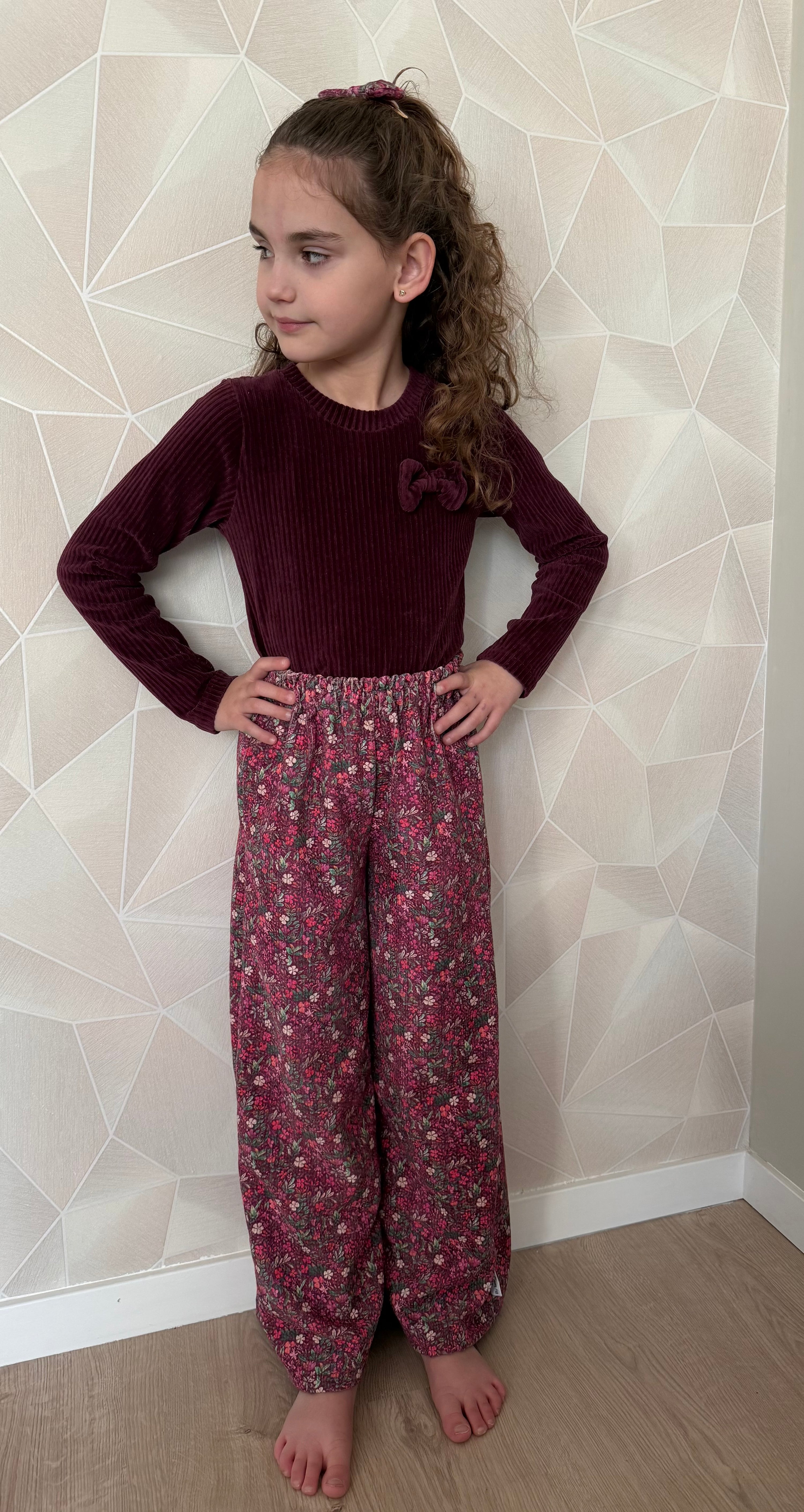 wide leg broek met bloemen roze op model