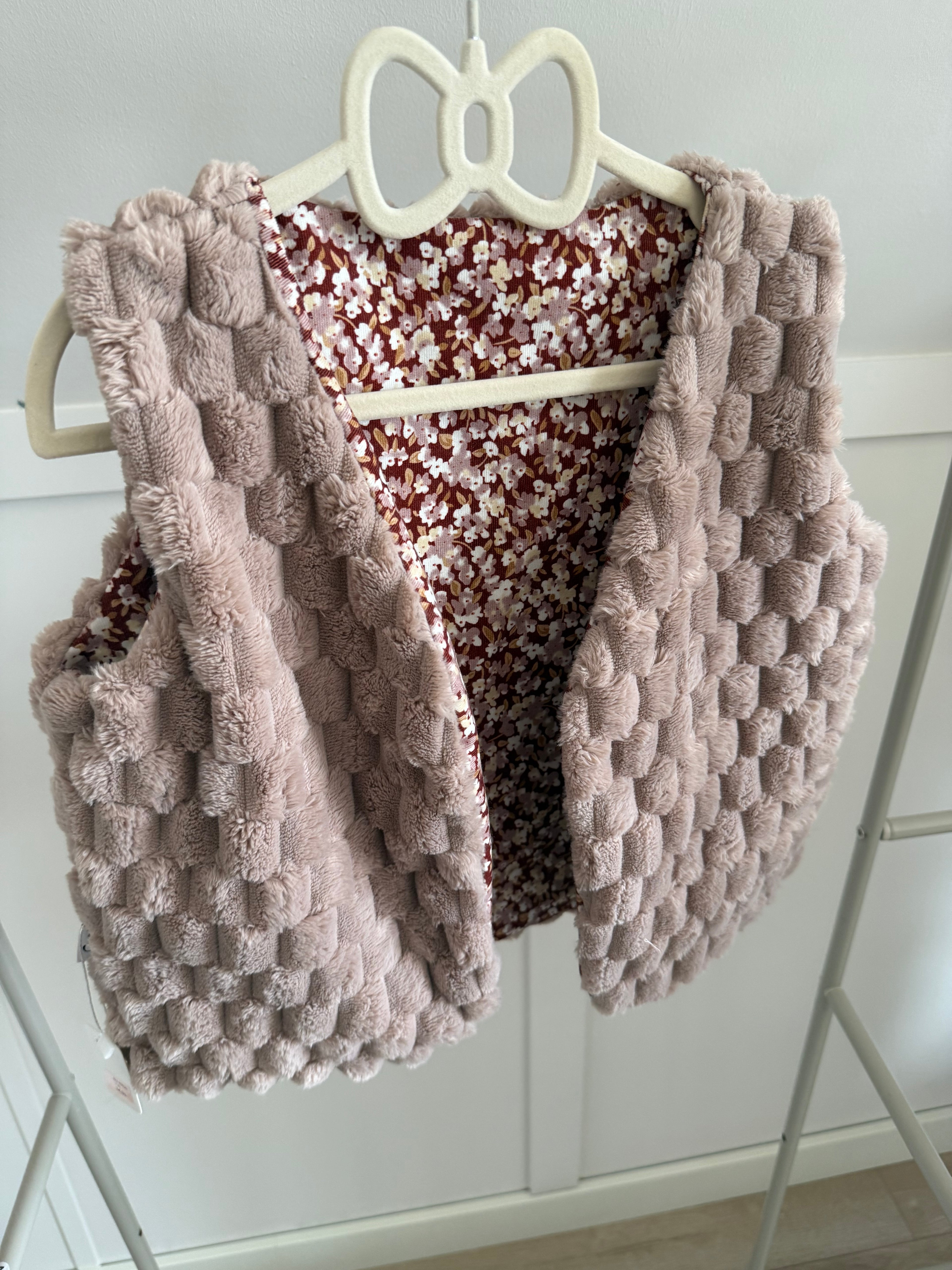 Roze gilet met gekleurde binnenvoering maat 116