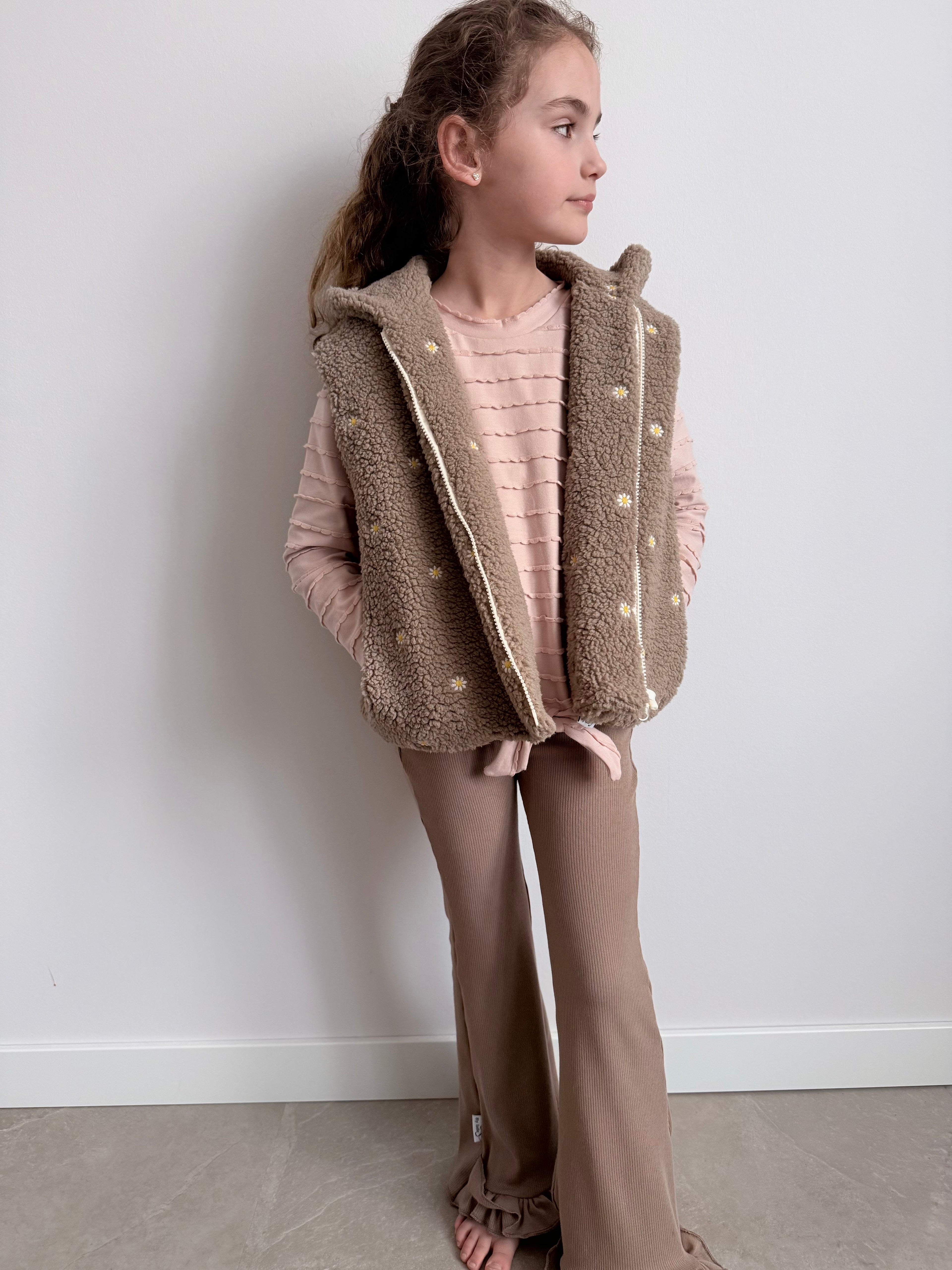 modelfoto met bodywarmer taupe