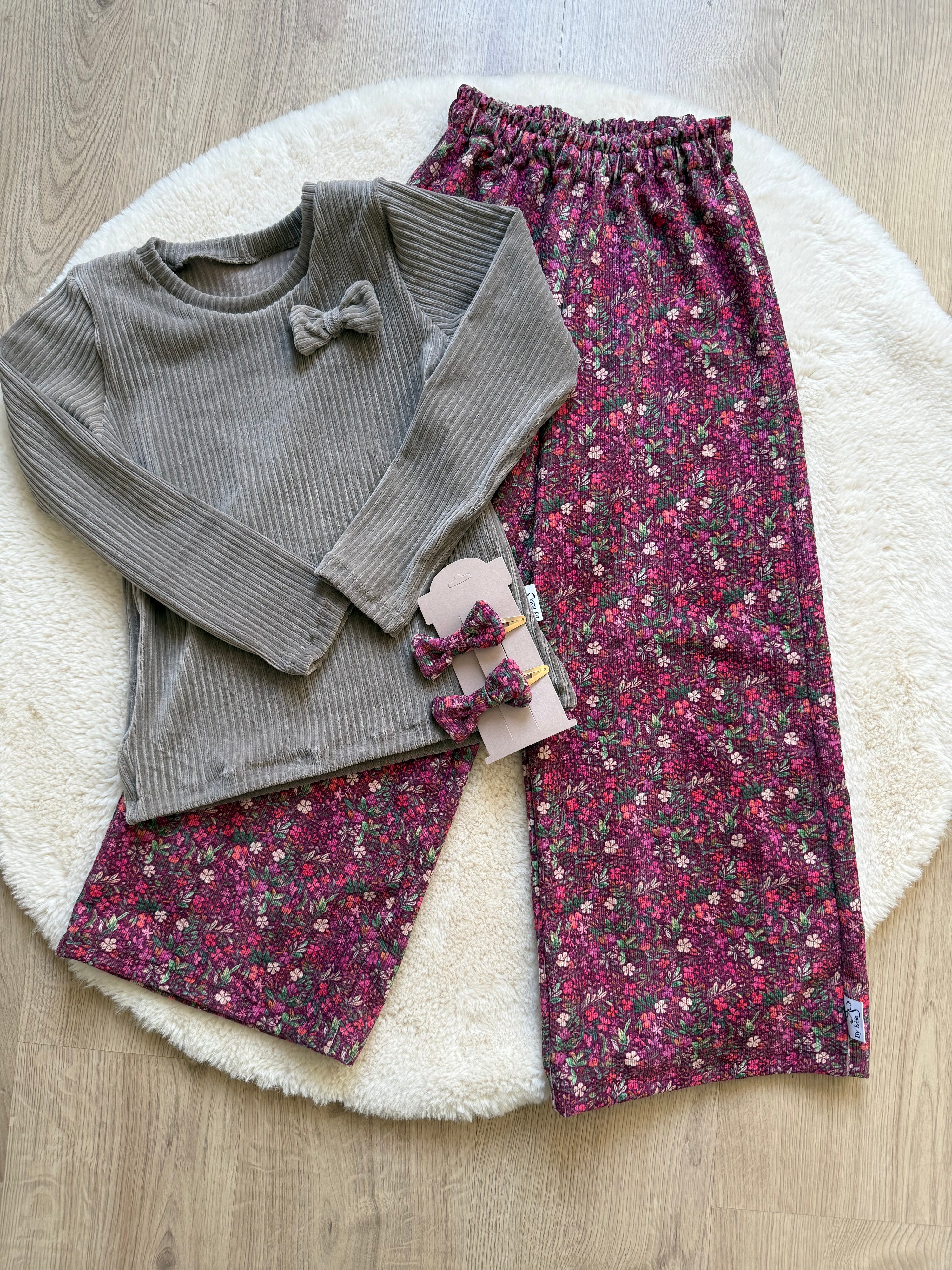 flatlay foto inspiratie wide-leg broek roze bloemen