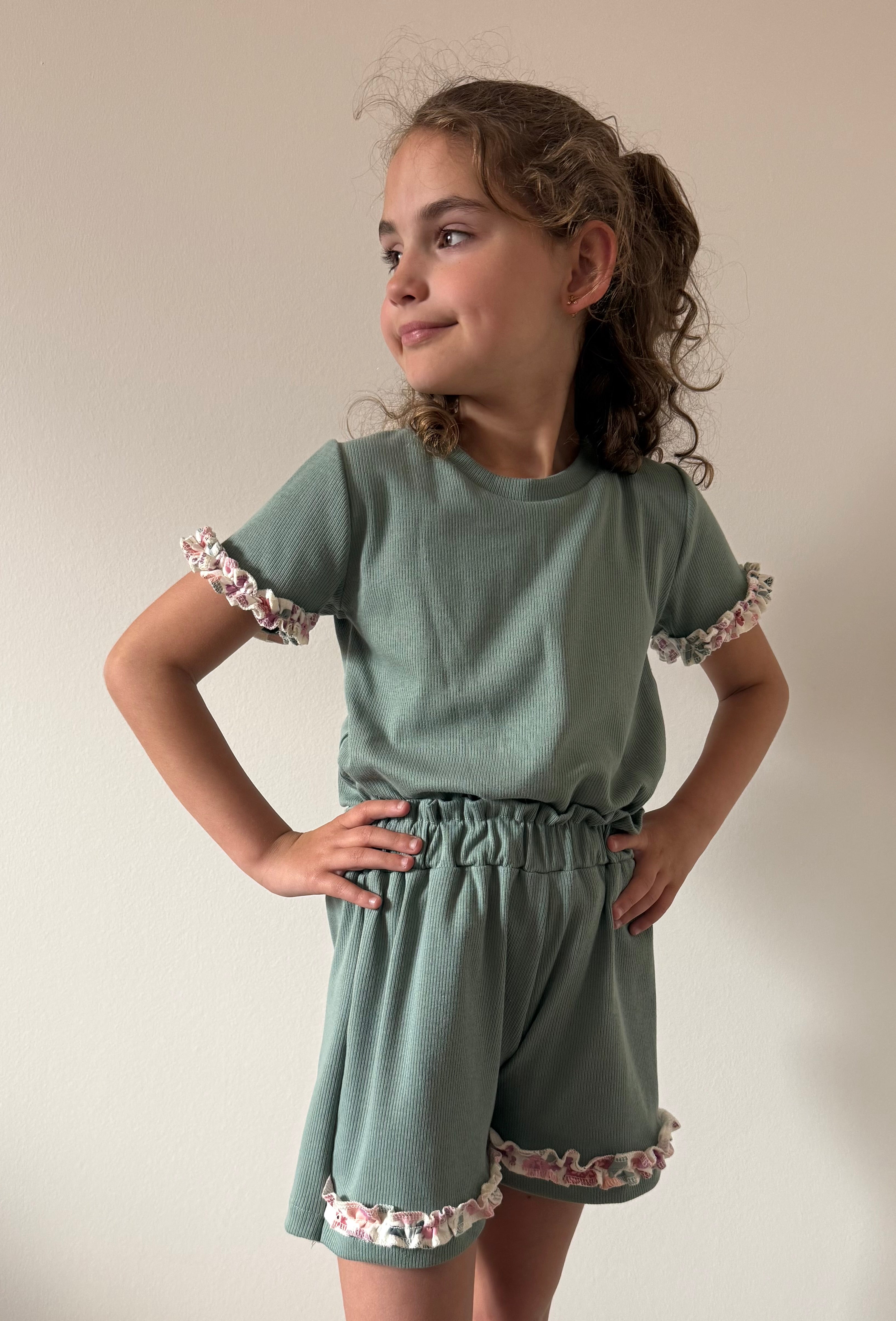 Handgemaakt meisjes shirt Fleur | Oud groen