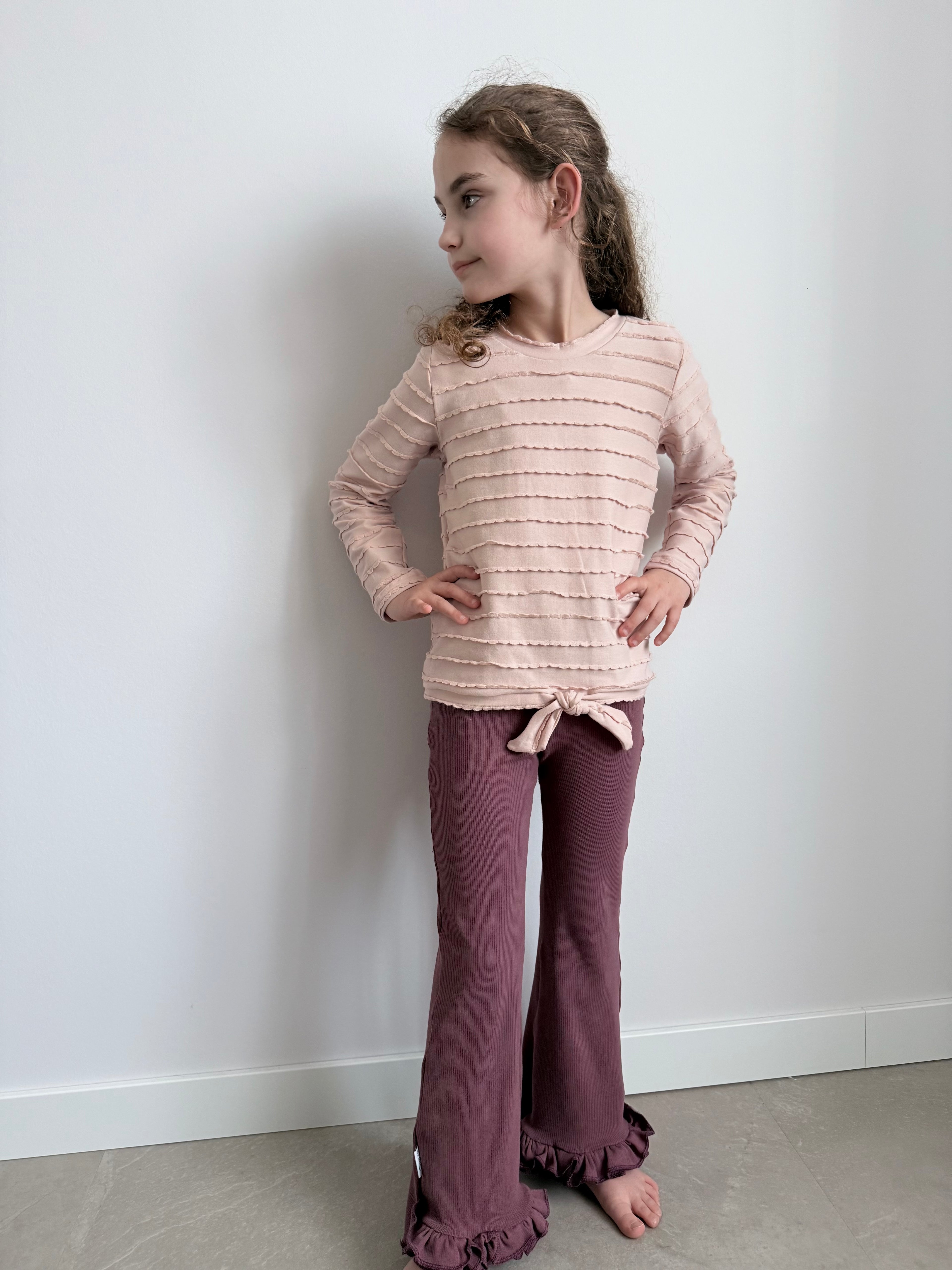 modelfoto met shirt ruffle en aubergine flared broekje
