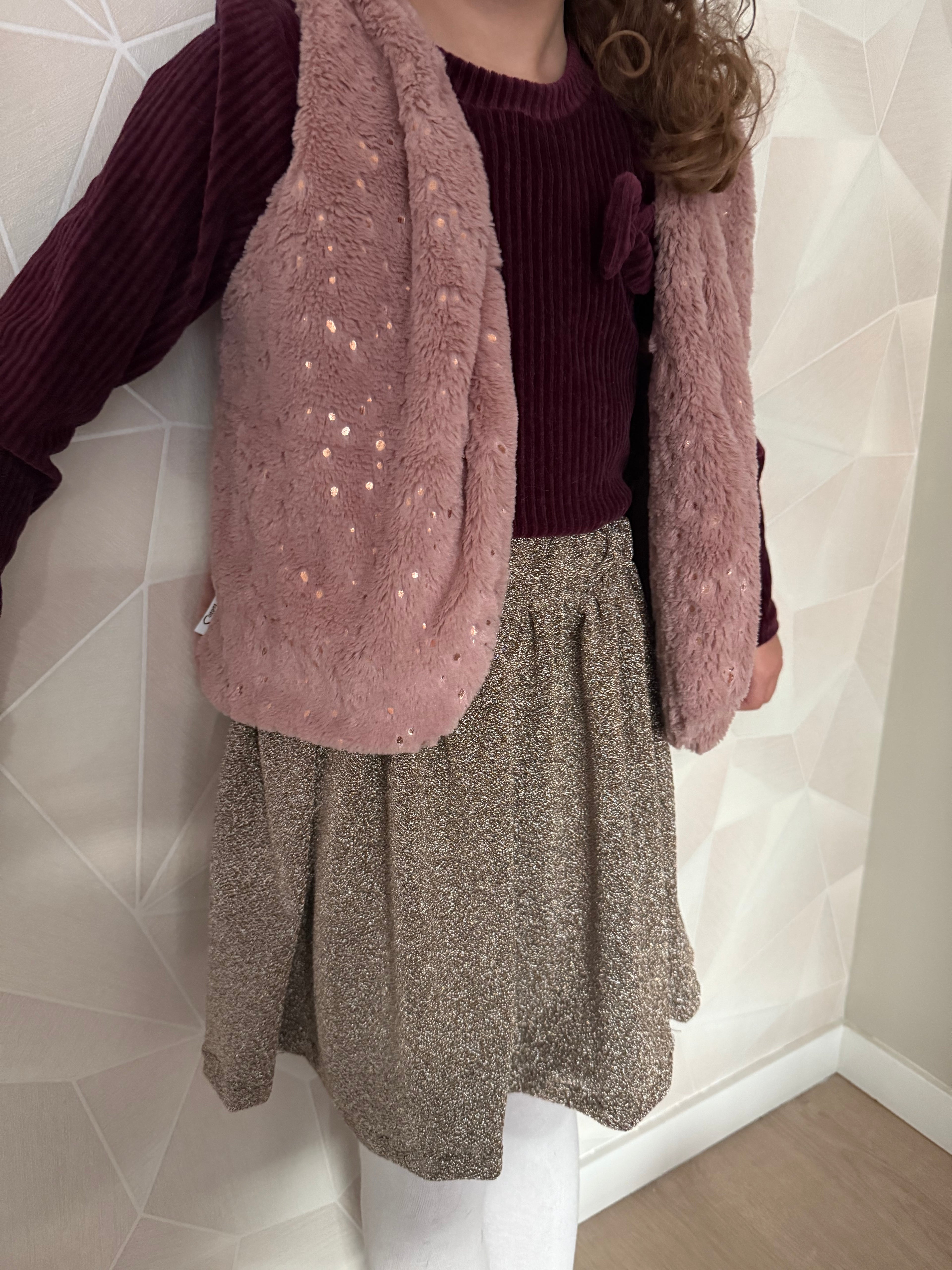Meisje draagt roze glitter gilet By Isèle