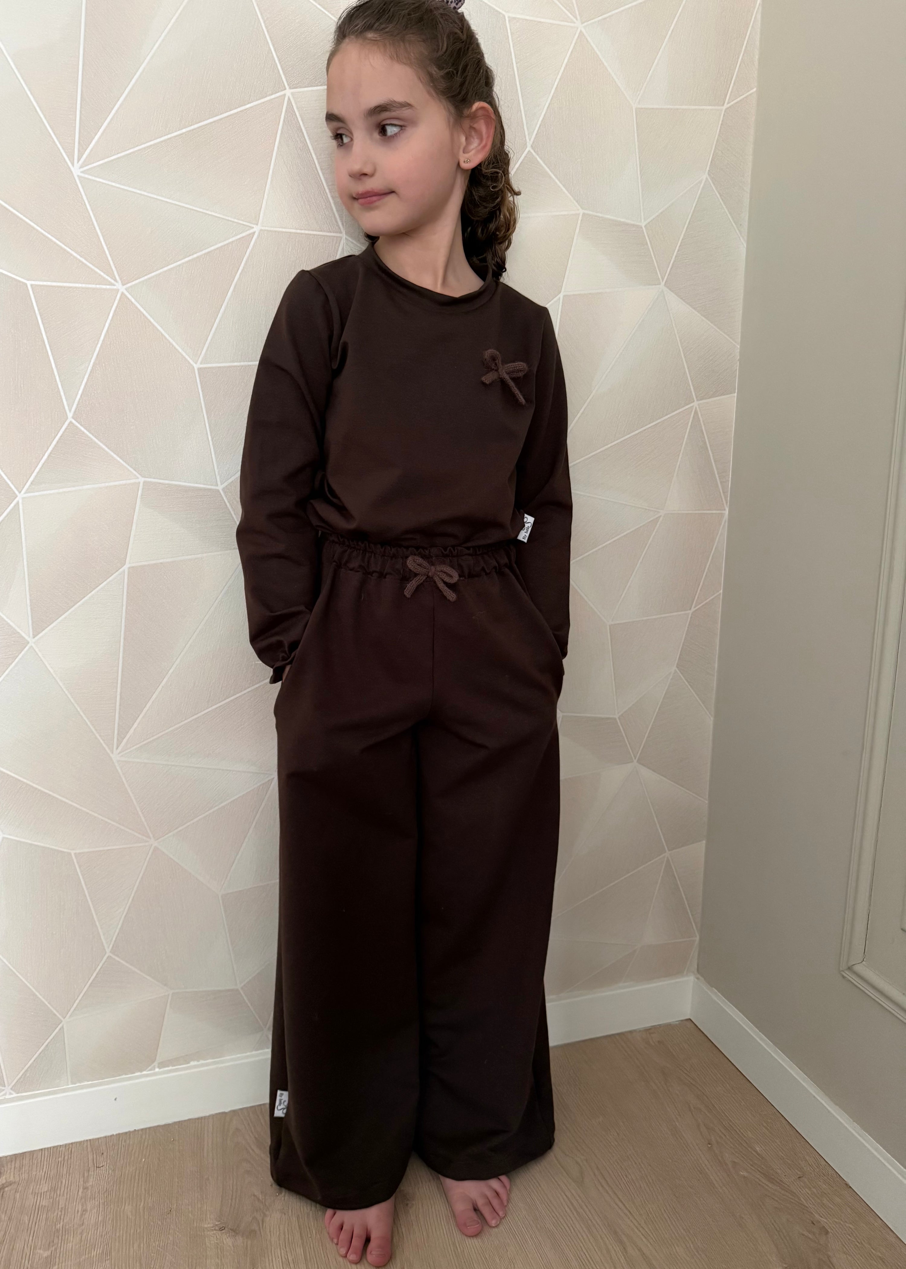 modelfoto met bijpassend shirt en wide leg bruine broek