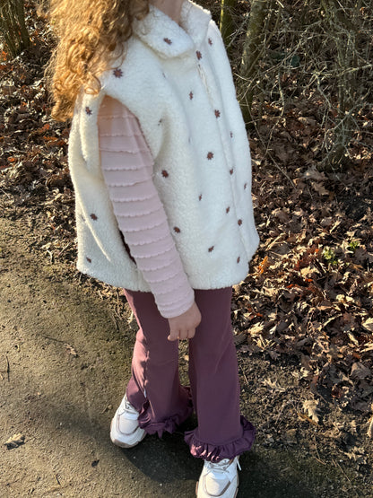 zijkant aubergine flared broekje met bodywarmer ecru