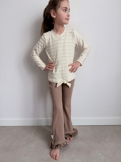 model in ecru shirt lange mouw met flared broekje taupe 