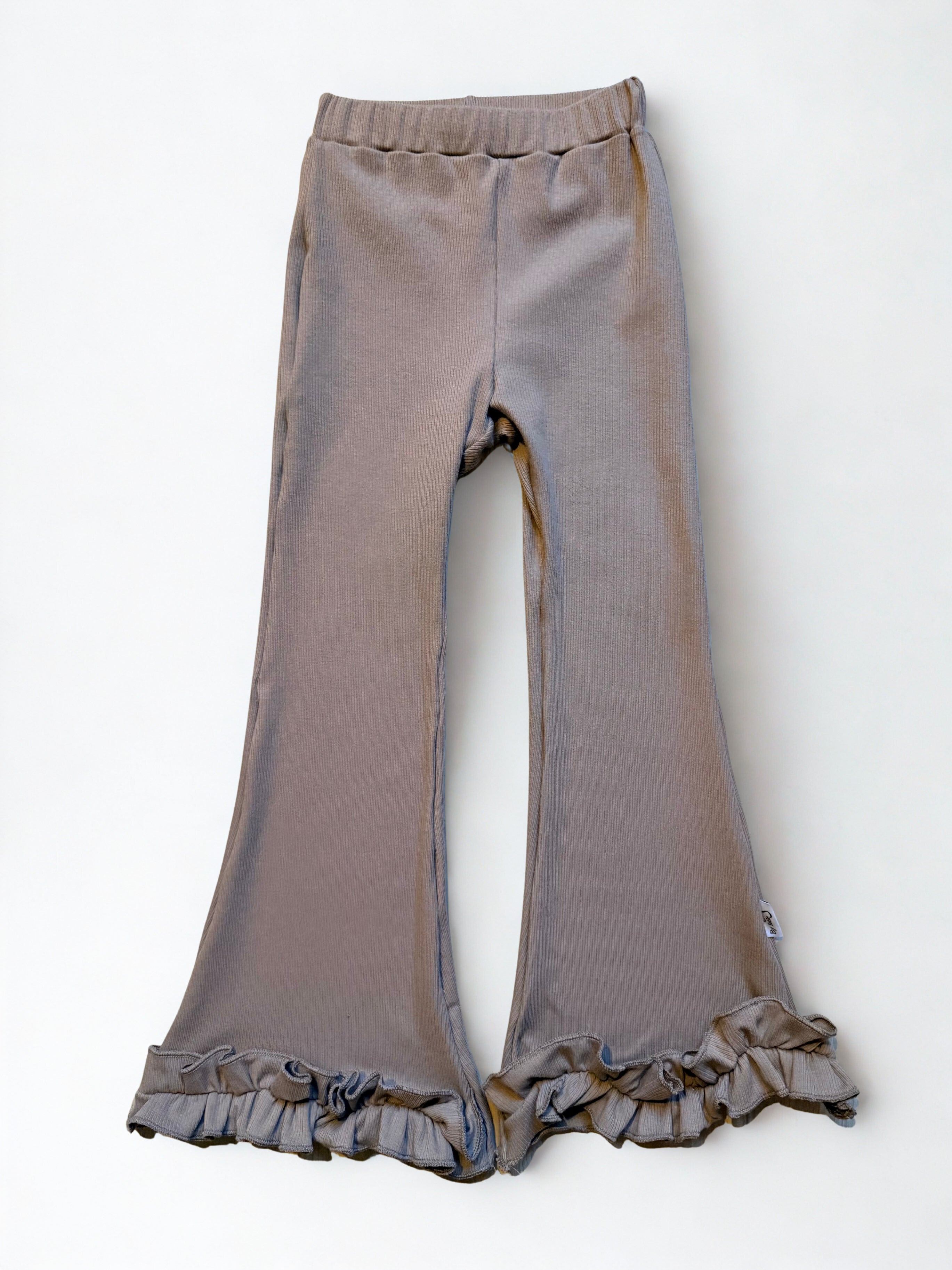 flared broekje taupe met ruffles 