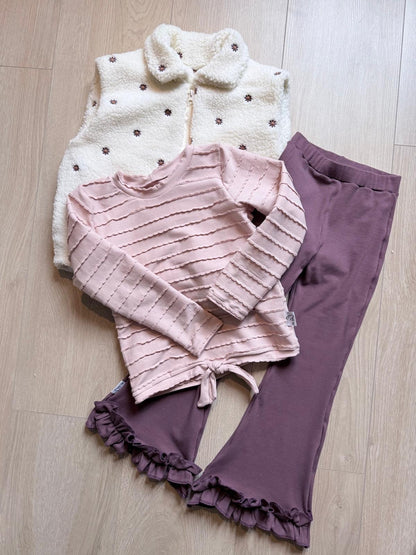 Flatlay inspiratie met bodywarmer, ruffle shirt roze en flared broekje aubergine 