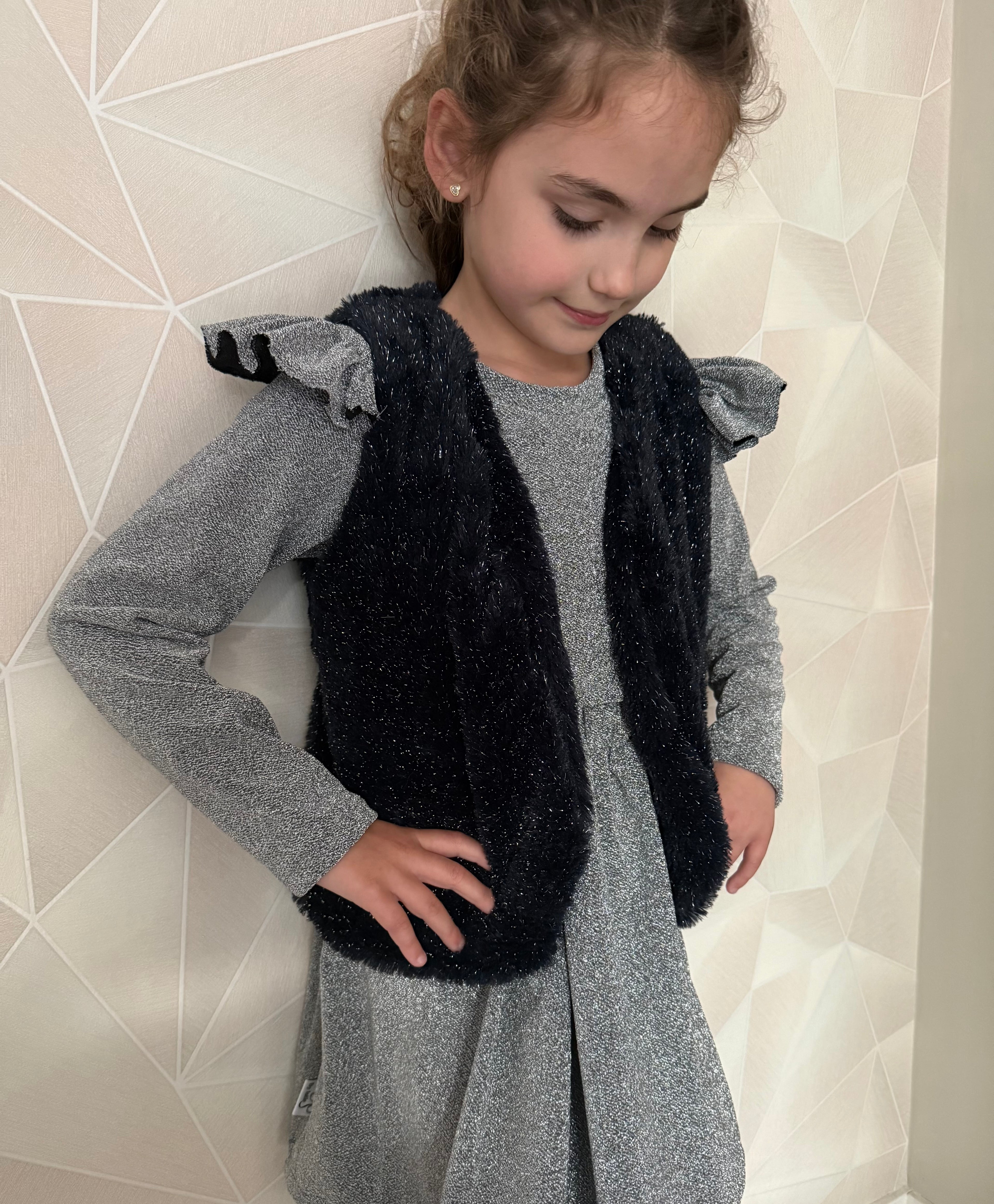 meisje draagt donkerblauw glitter gilet By Isèle