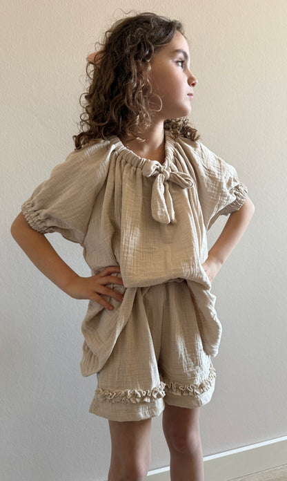 model met mousseline broekje en blouse beige