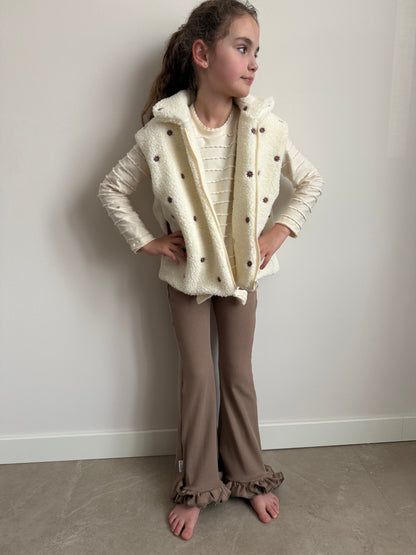 Model met bodywarmer ecru met flared broekje taupe/bruin