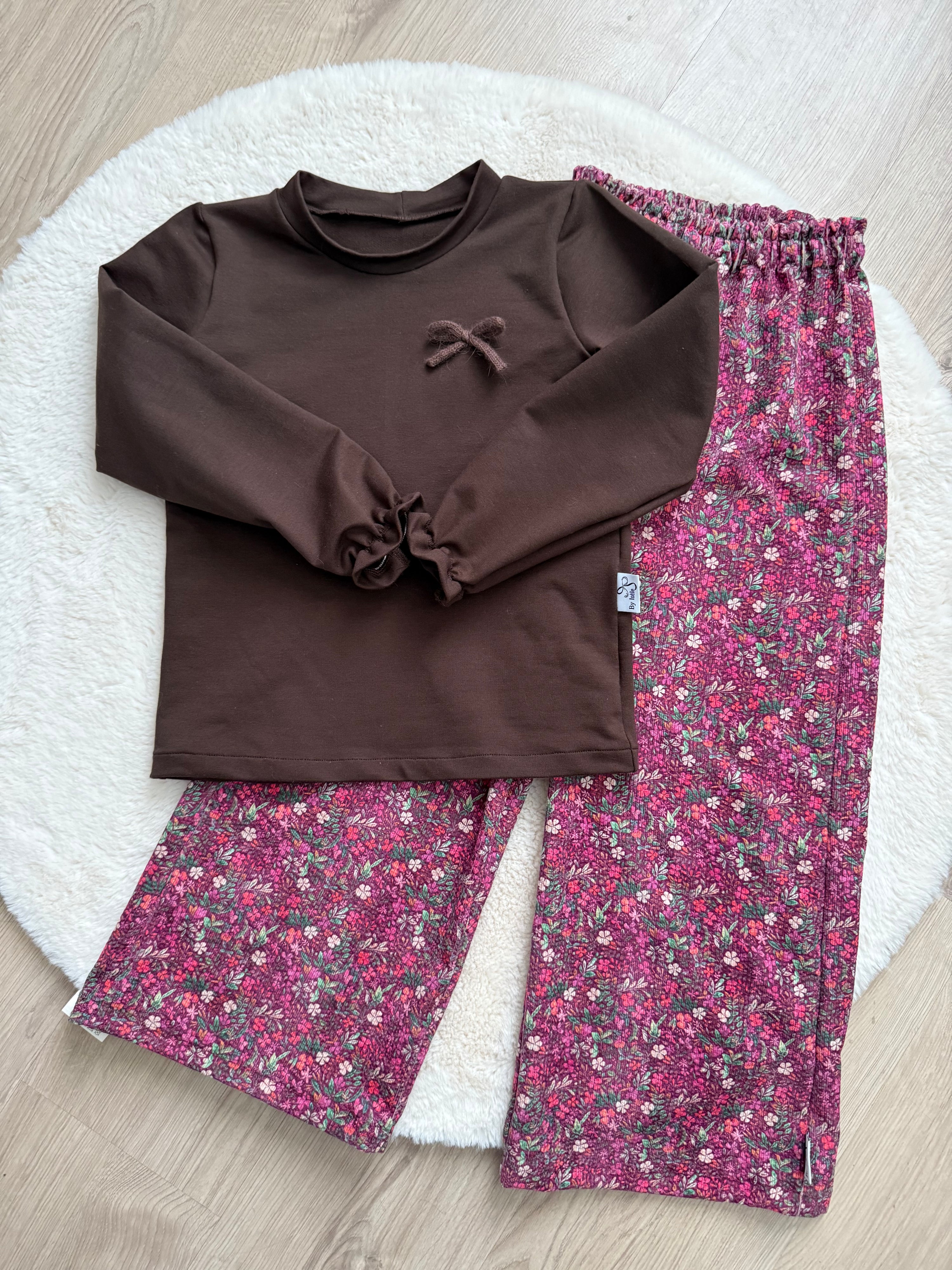 flatlay foto met bloemen wide-leg roze met bruin shirt