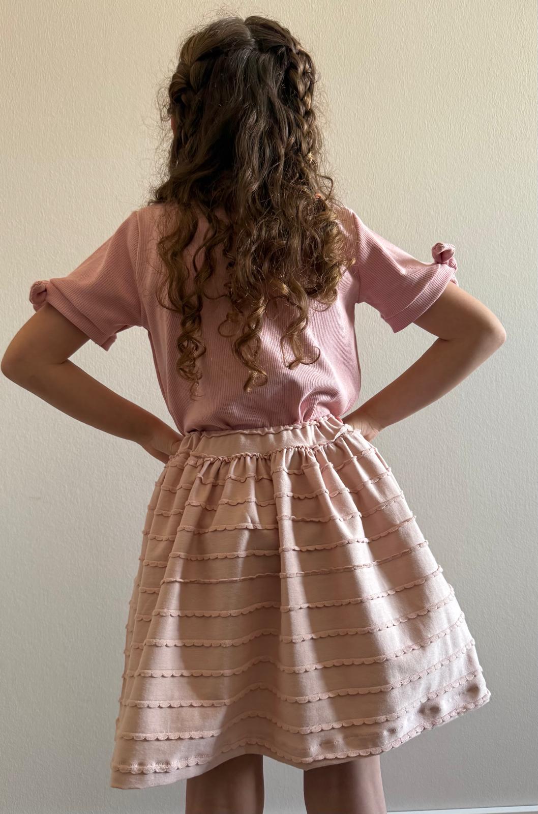 achterkant model ruffle rokje roze en shirtje korte mouw roze