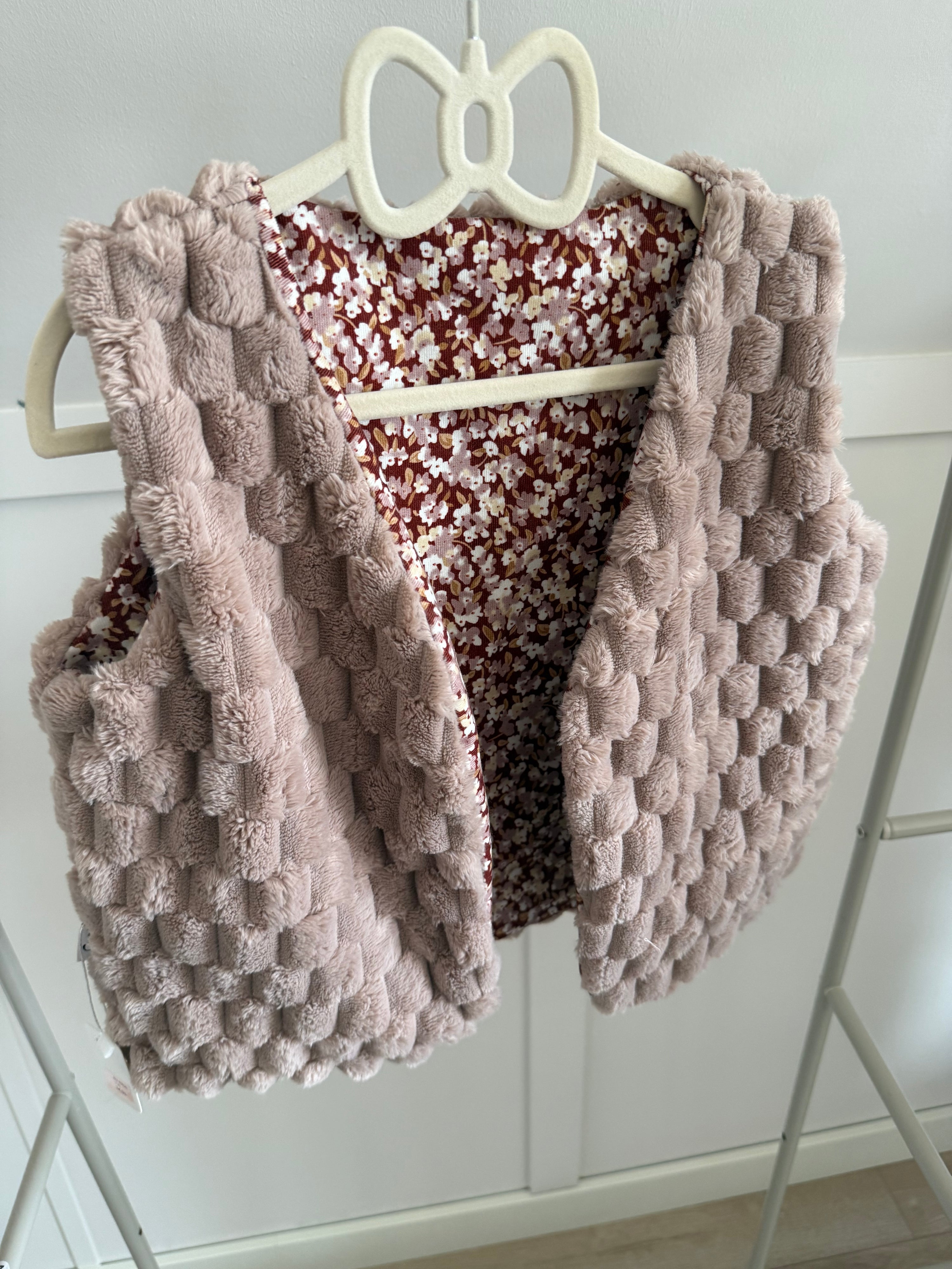 Roze gilet met gekleurde binnenvoering maat 116
