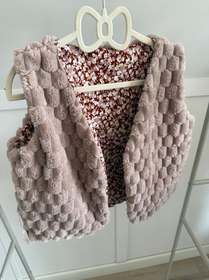 Roze gilet met gekleurde binnenvoering maat 116