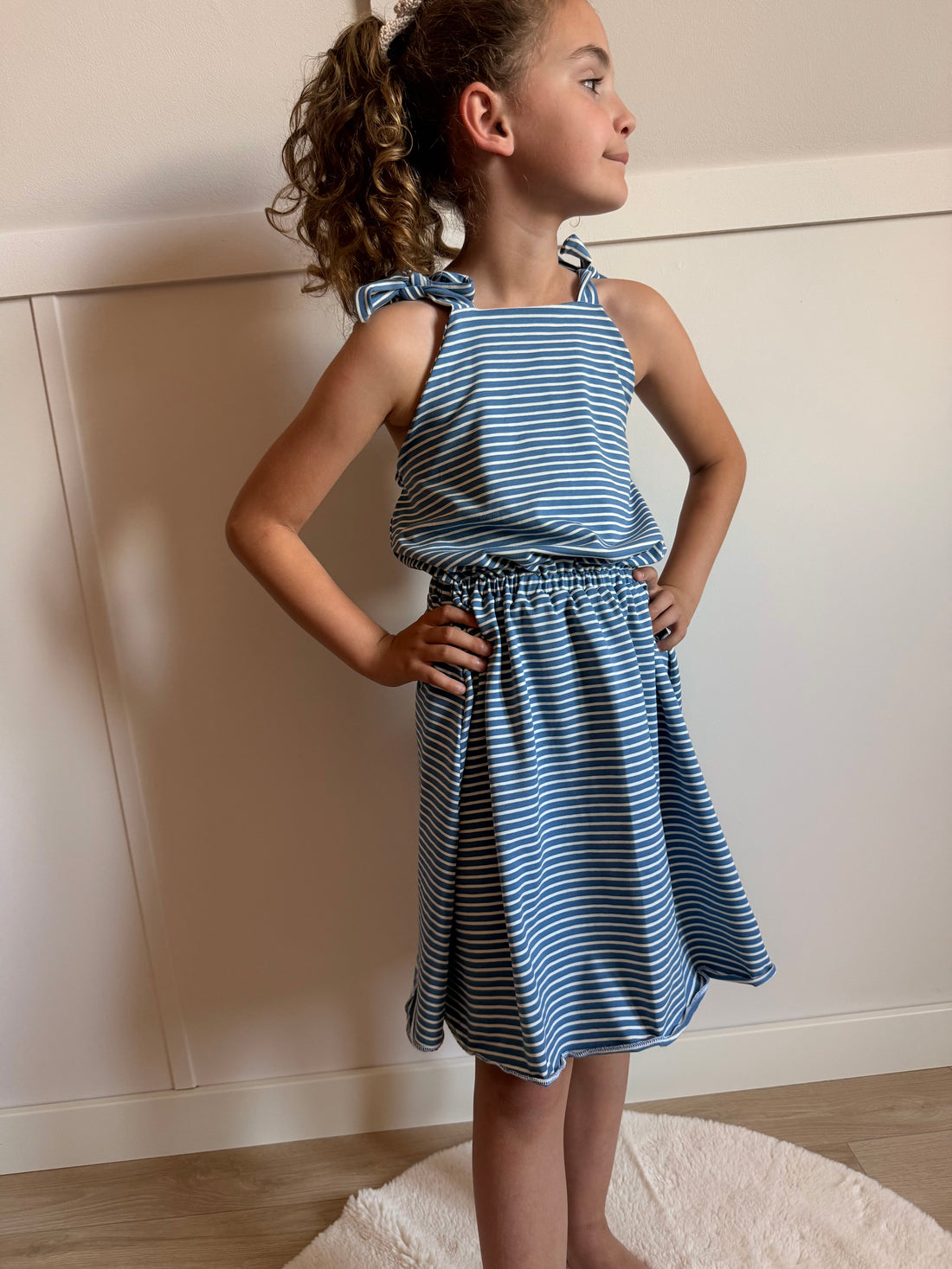 Streepjes jurk met strik blauw | By Isèle