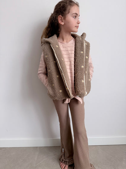 model met bodywarmer taupe en ruffle shirt roze 