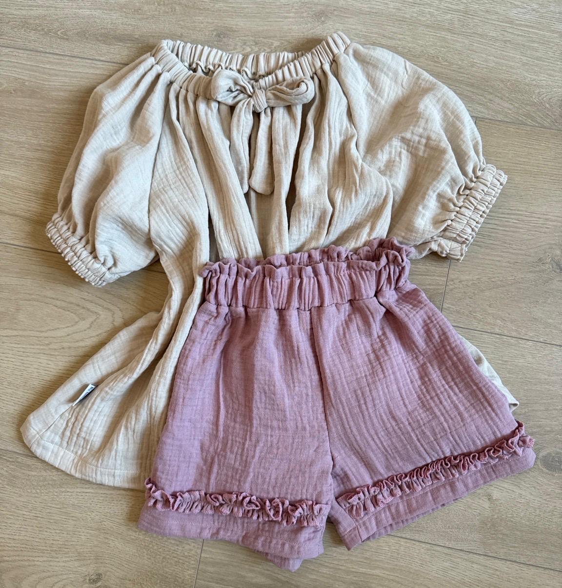 Outfit inspiratie ecru blouse met roze ruffle korte broek 