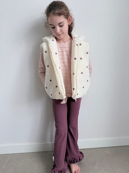 Model met bodywarmer ecru met aubergine madeliefjes 