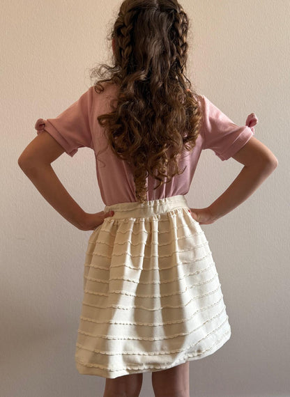 achterkant model ruffle rokje ecru en shirt korte mouw roze