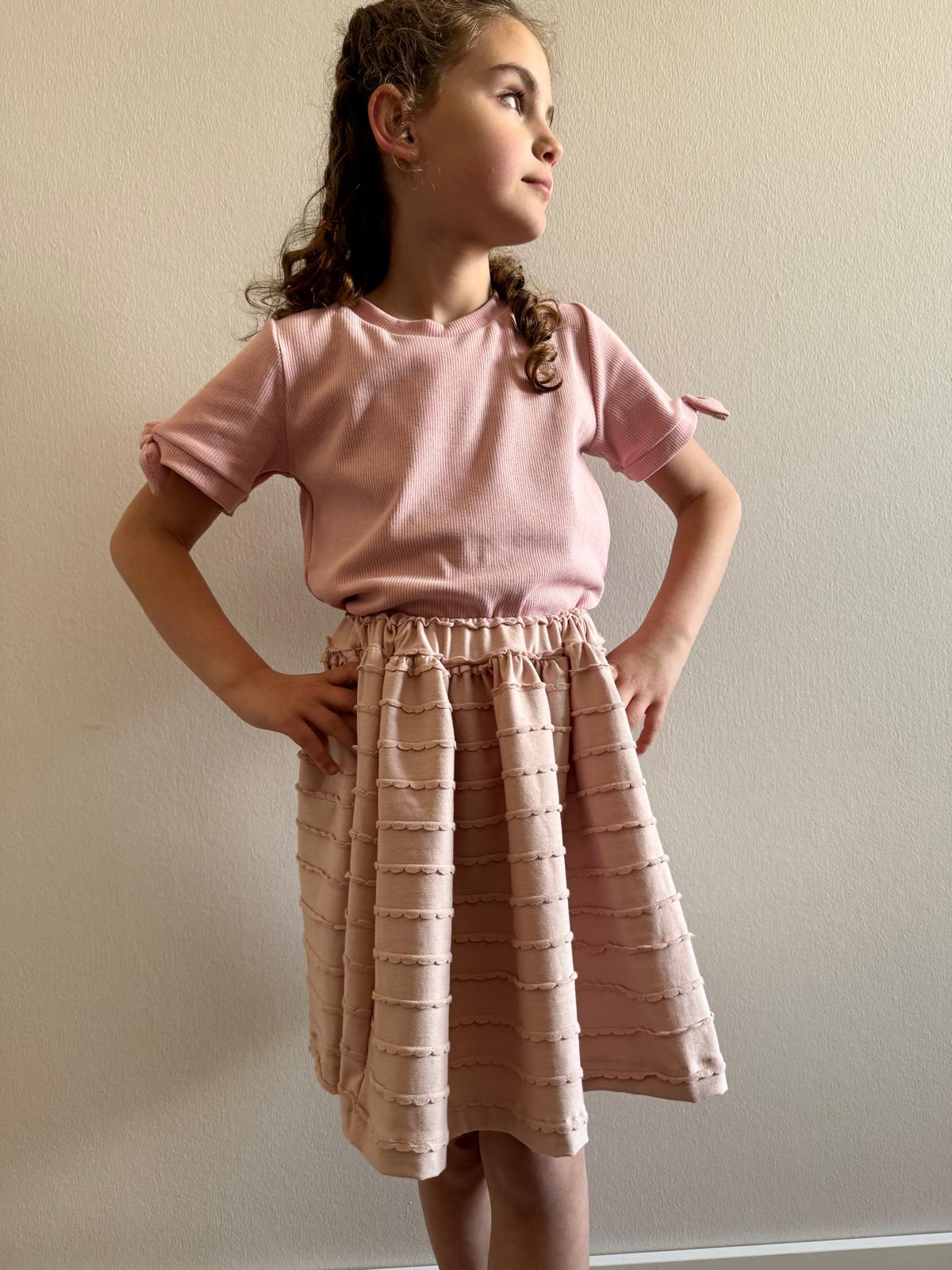 model in ruffle rokje roze met korte mouw shirt