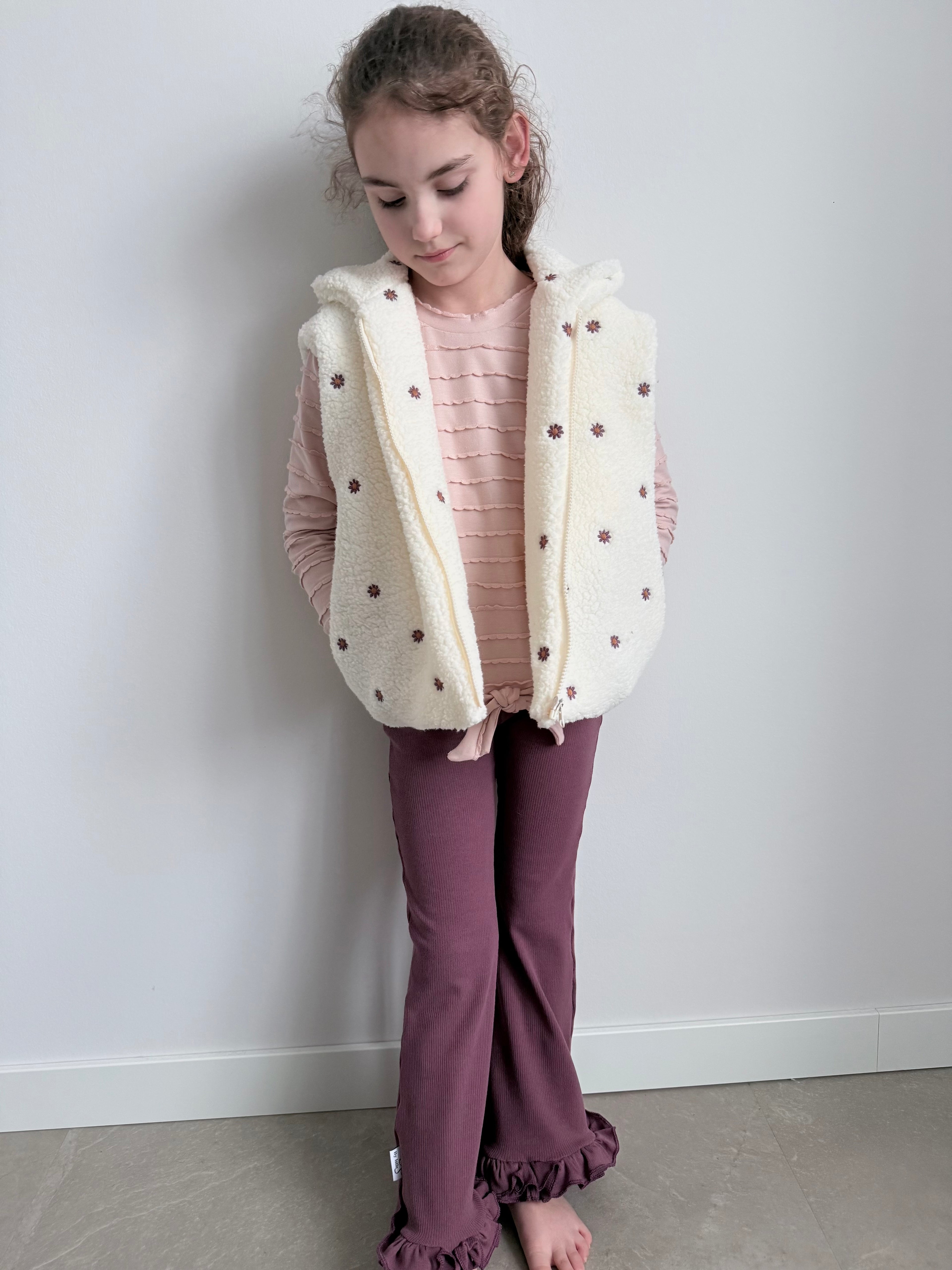 modelfoto met bodywarmer ecru en ruffle shirt roze 