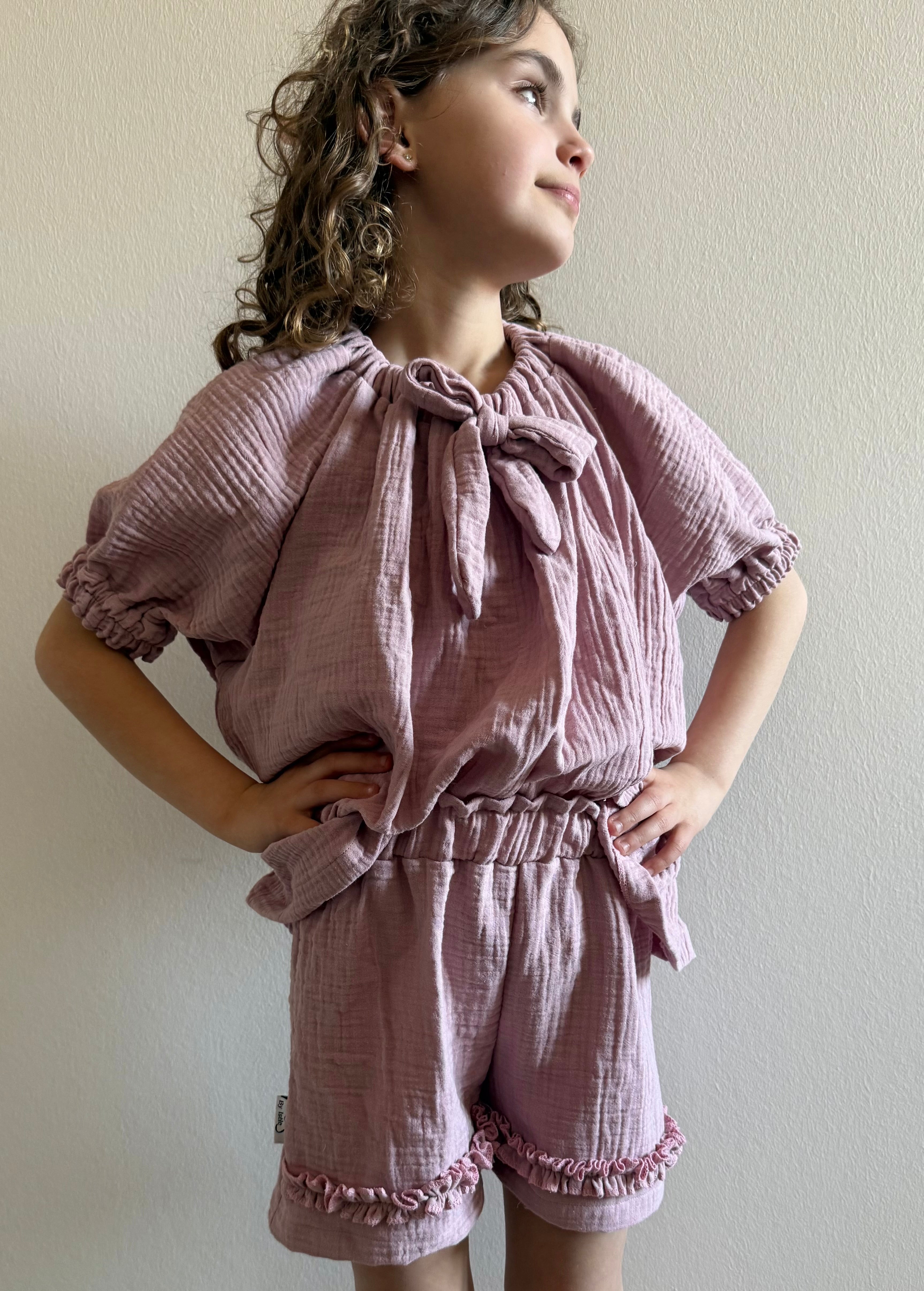mousseline broekje en blouse roze op model