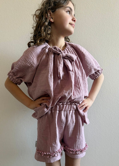 mousseline broekje en blouse roze op model