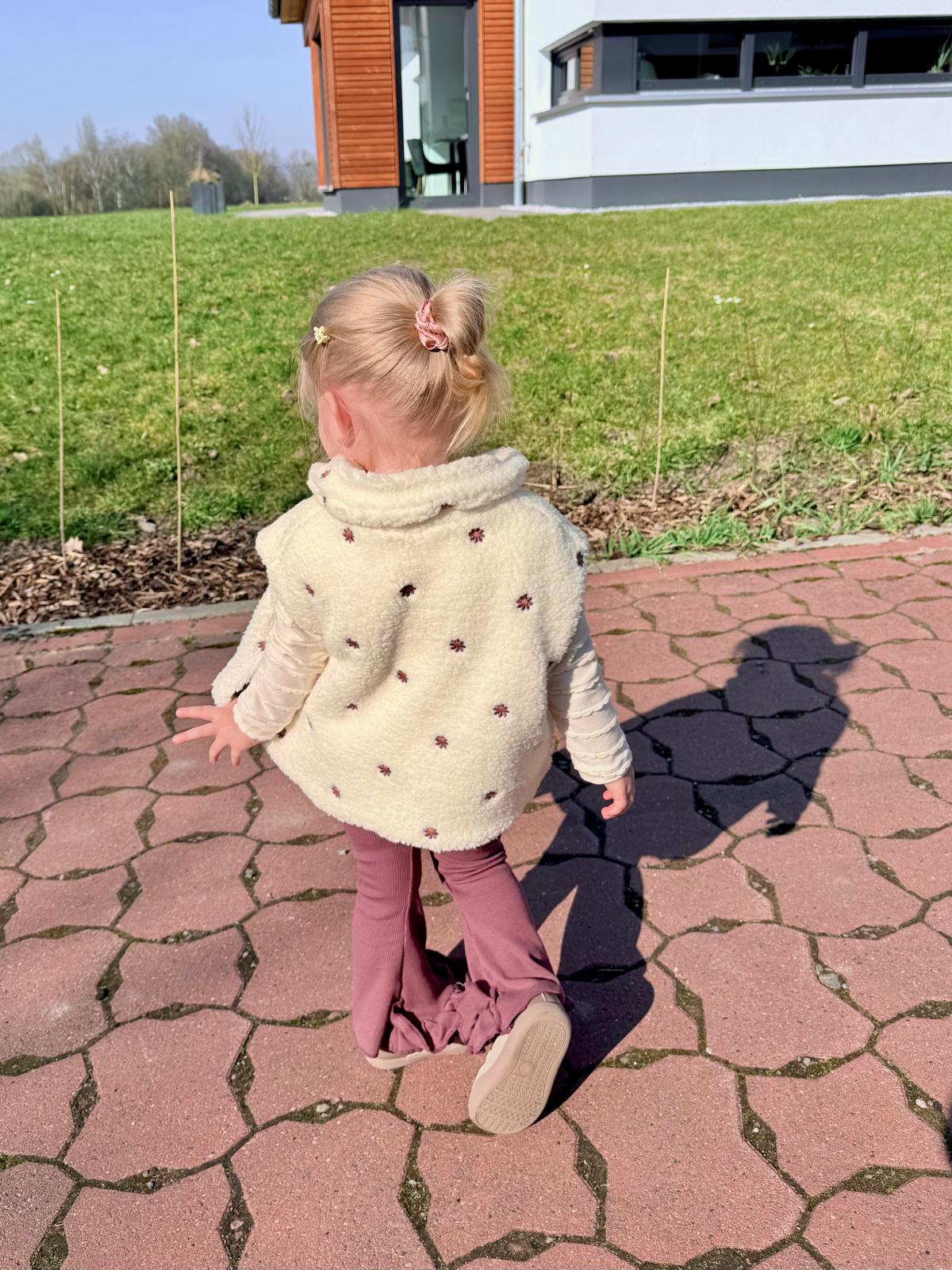 model maat 92 achterkant met bodywarmer ecru