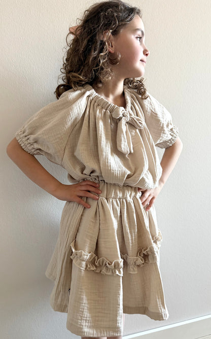 model mousseline rokje en blouse beige