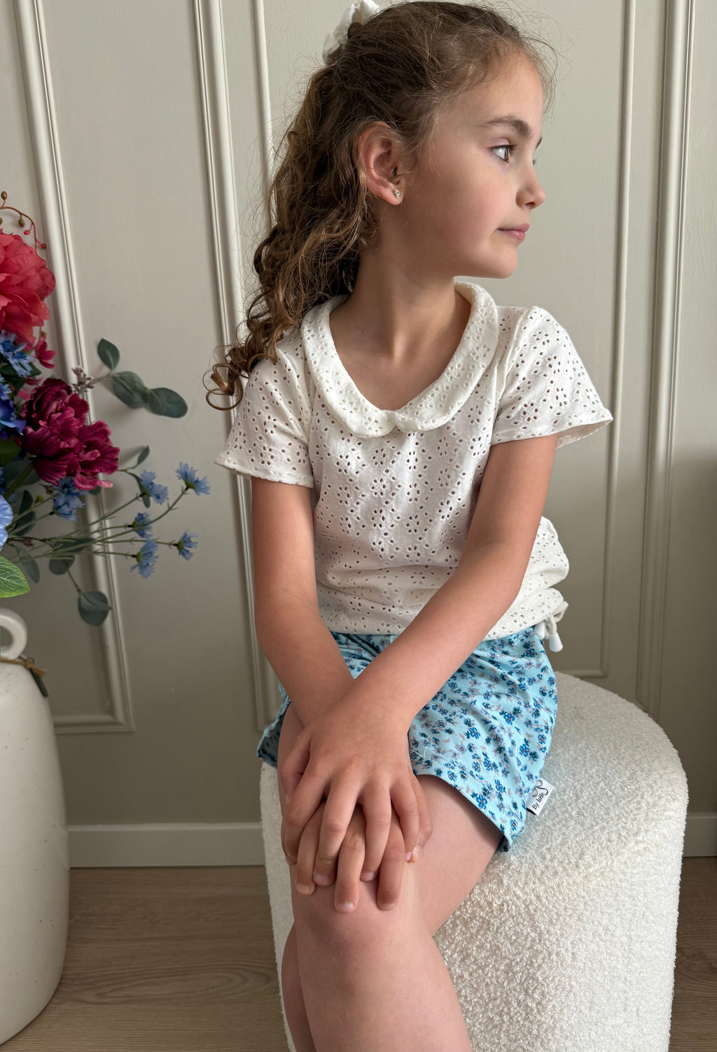 Broderie shirt en blauw broekje op model