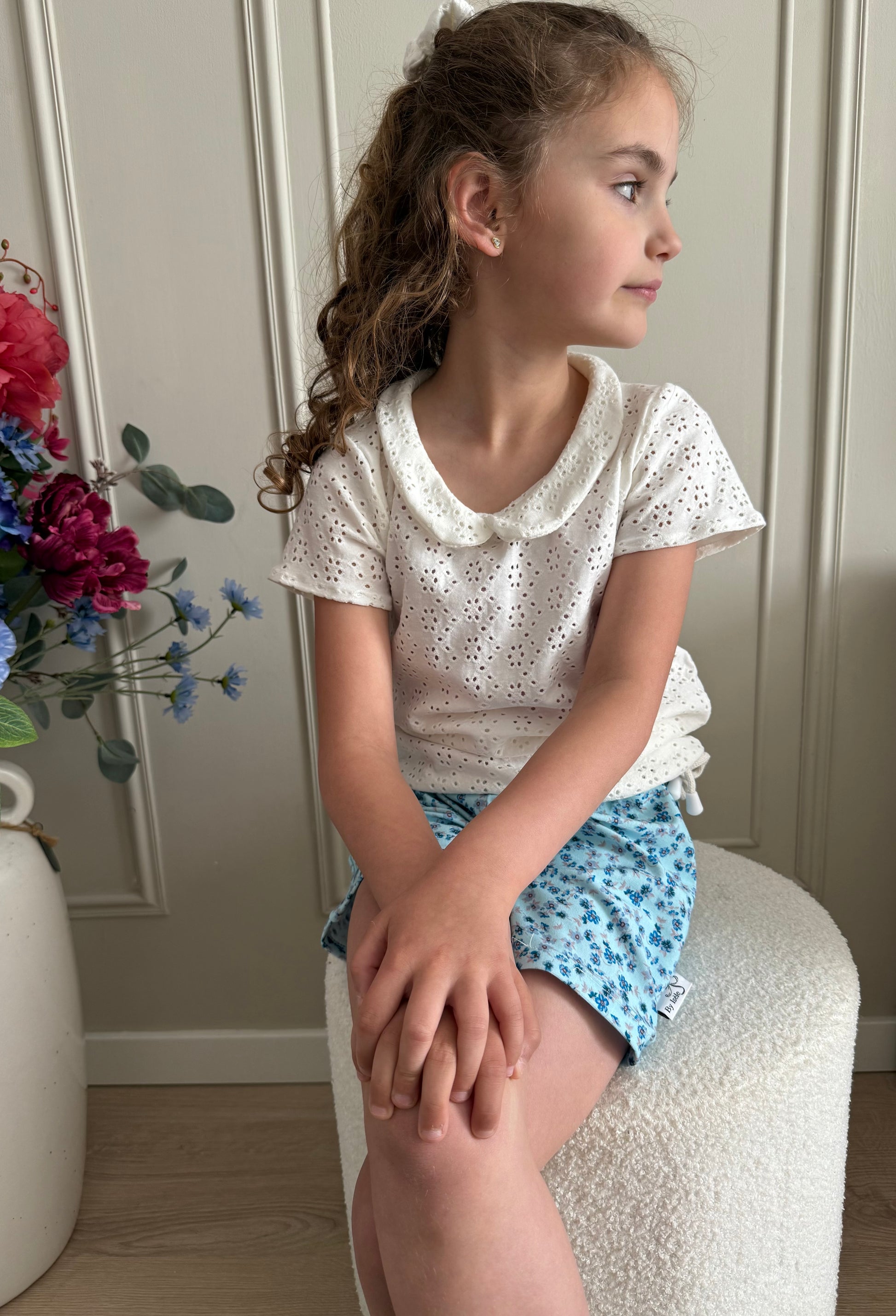 Broderie shirt en blauw broekje op model