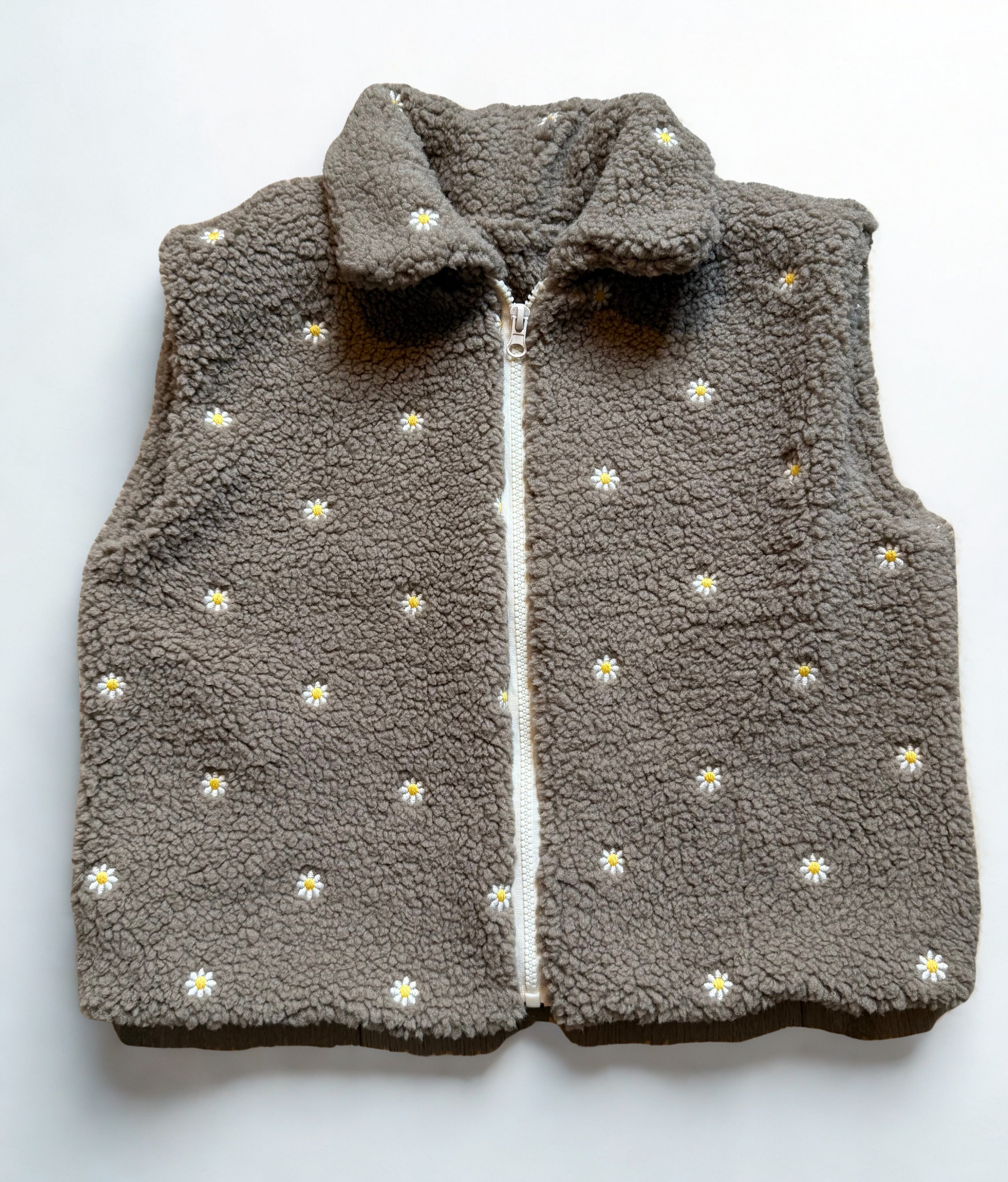 bodywarmer taupe met wit met gele madeliefjes