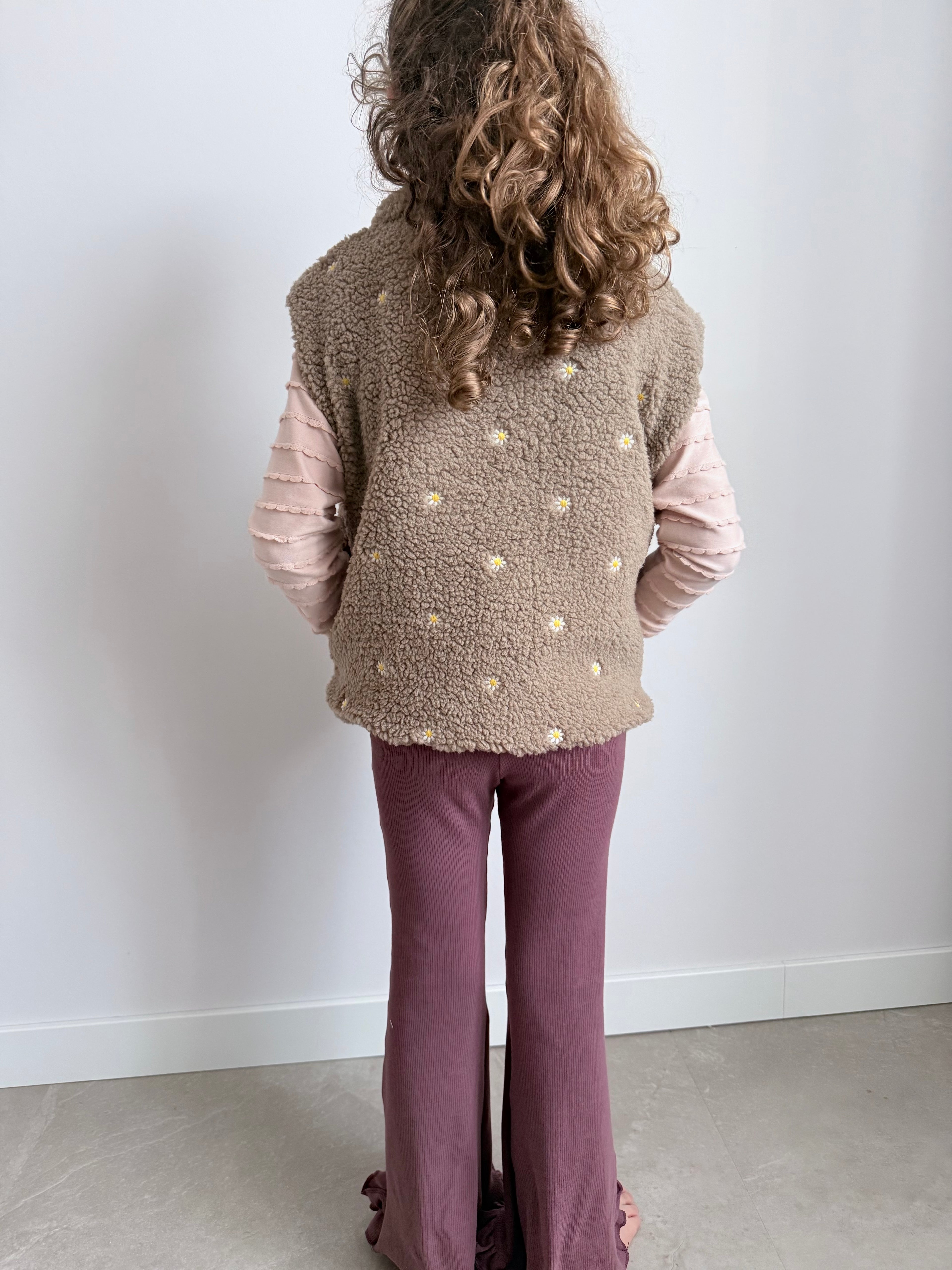 achterkant model met bodywarmer taupe