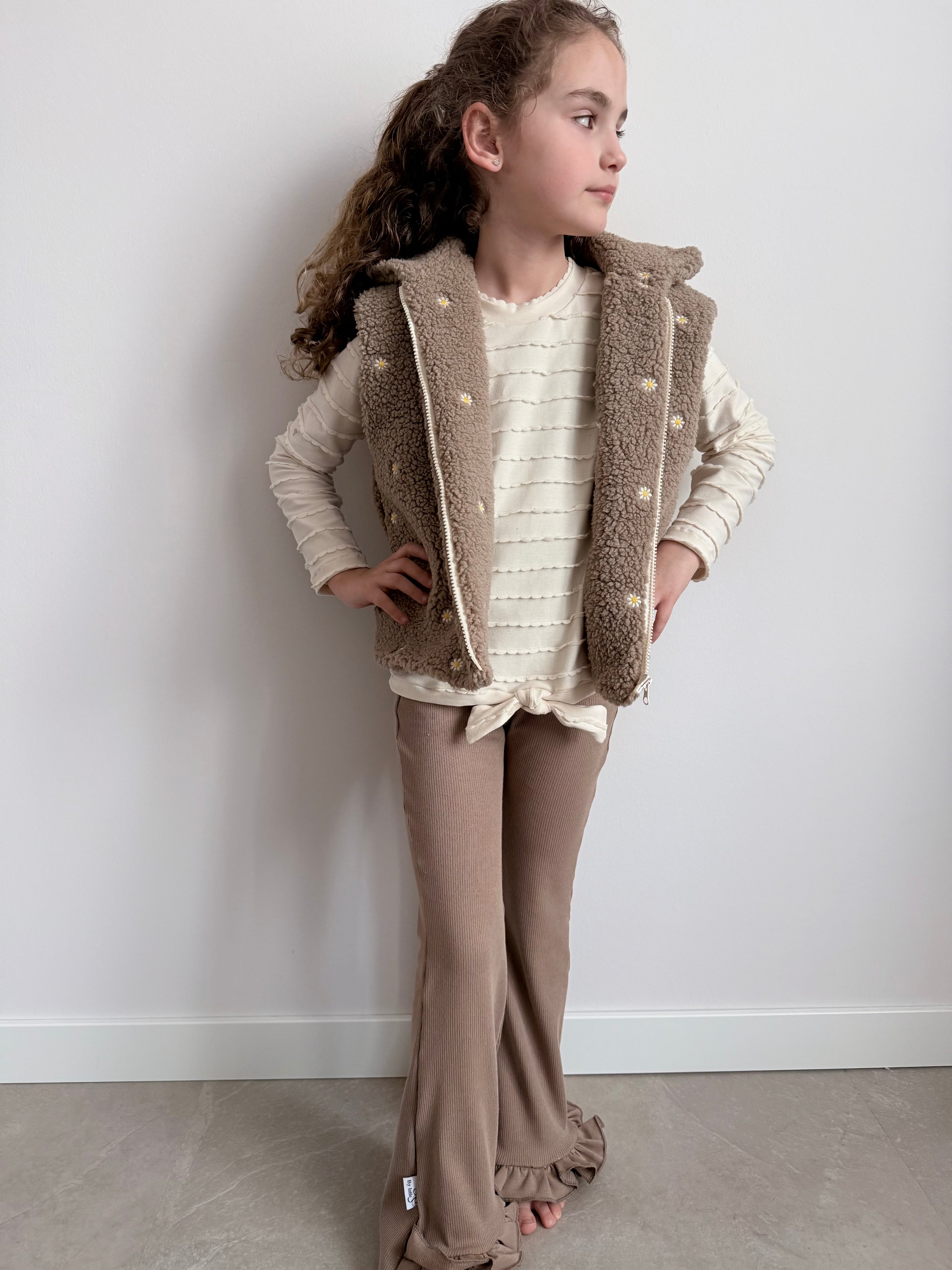 flared broekje taupe met taupe bodywarmer en ruffle shirt ecru