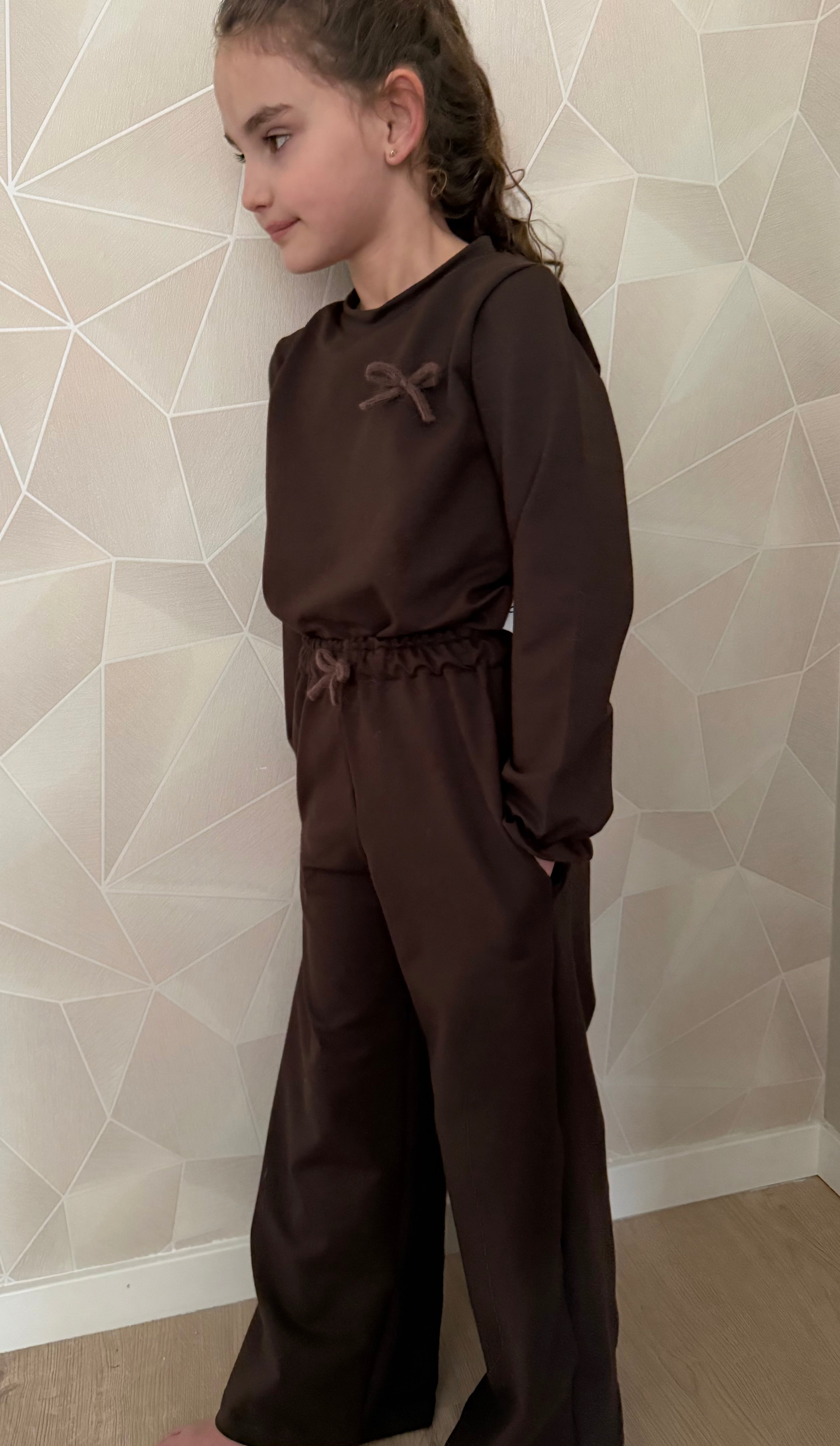 zijkant wide-leg bruine broek met bijpassend shirt 