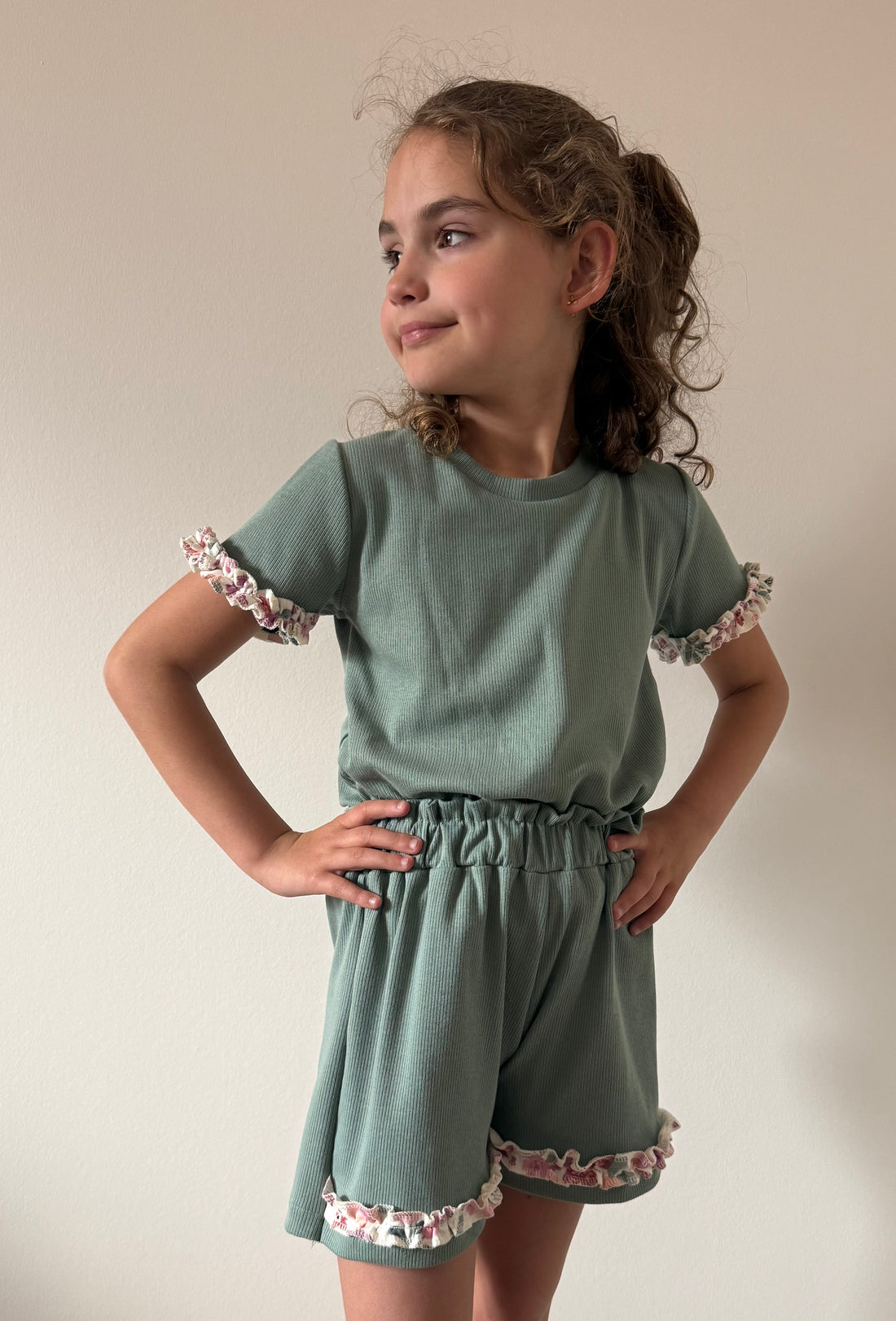 Handgemaakt meisjes shirt Fleur | Oud groen