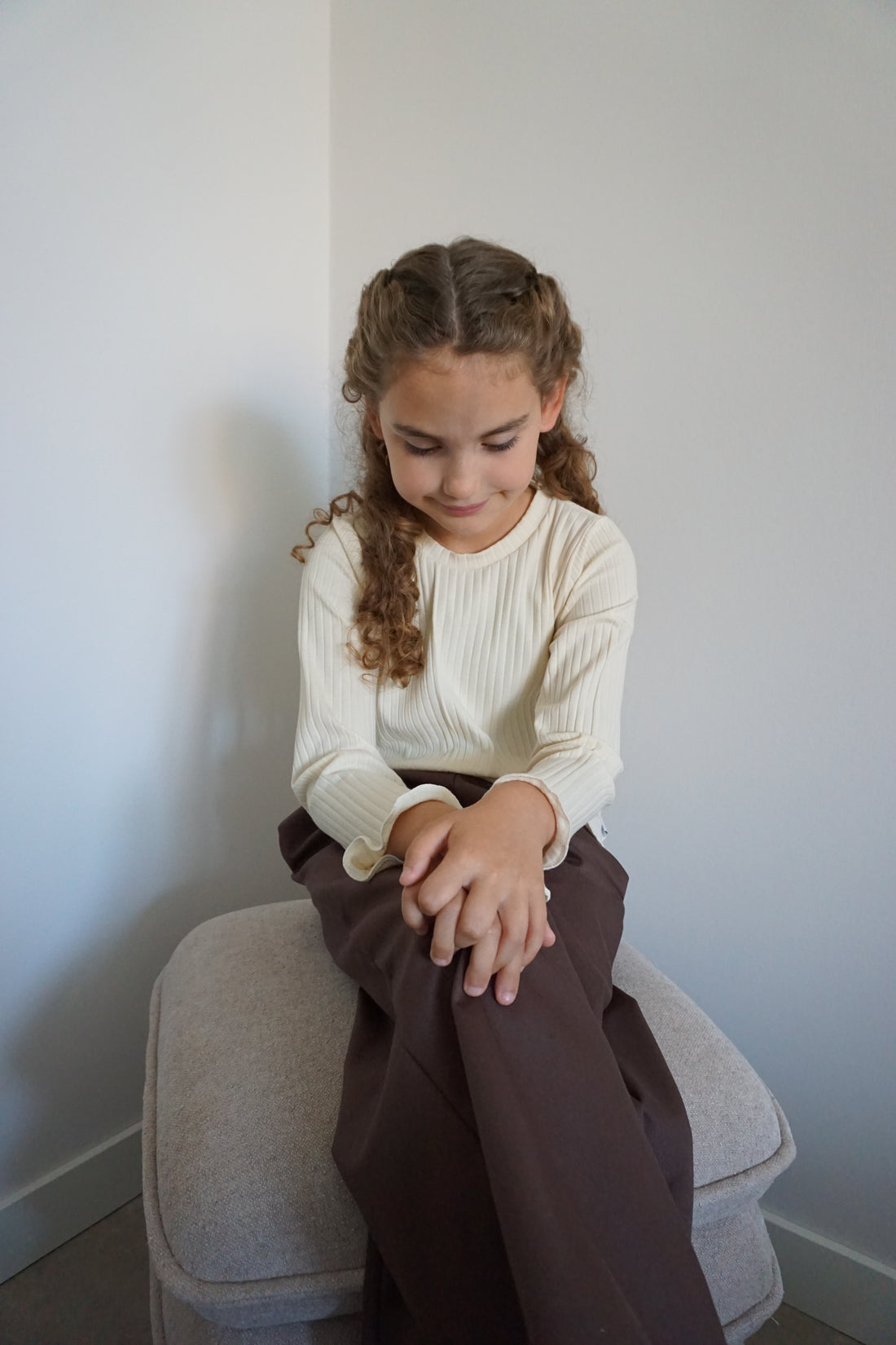 Beige ribshirt meisjes met rolzoom