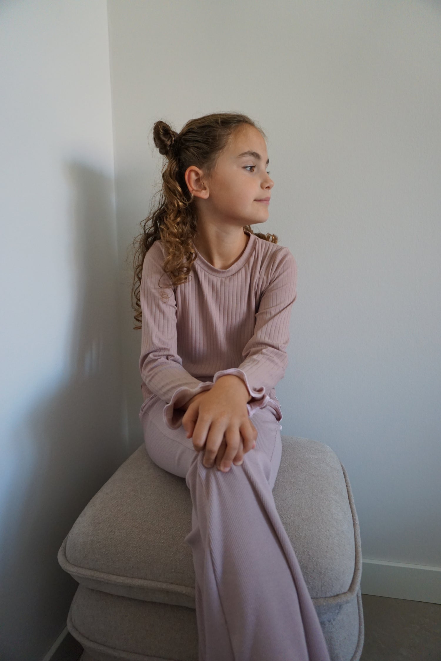 Lichtroze ribshirt meisjes met rolzoom