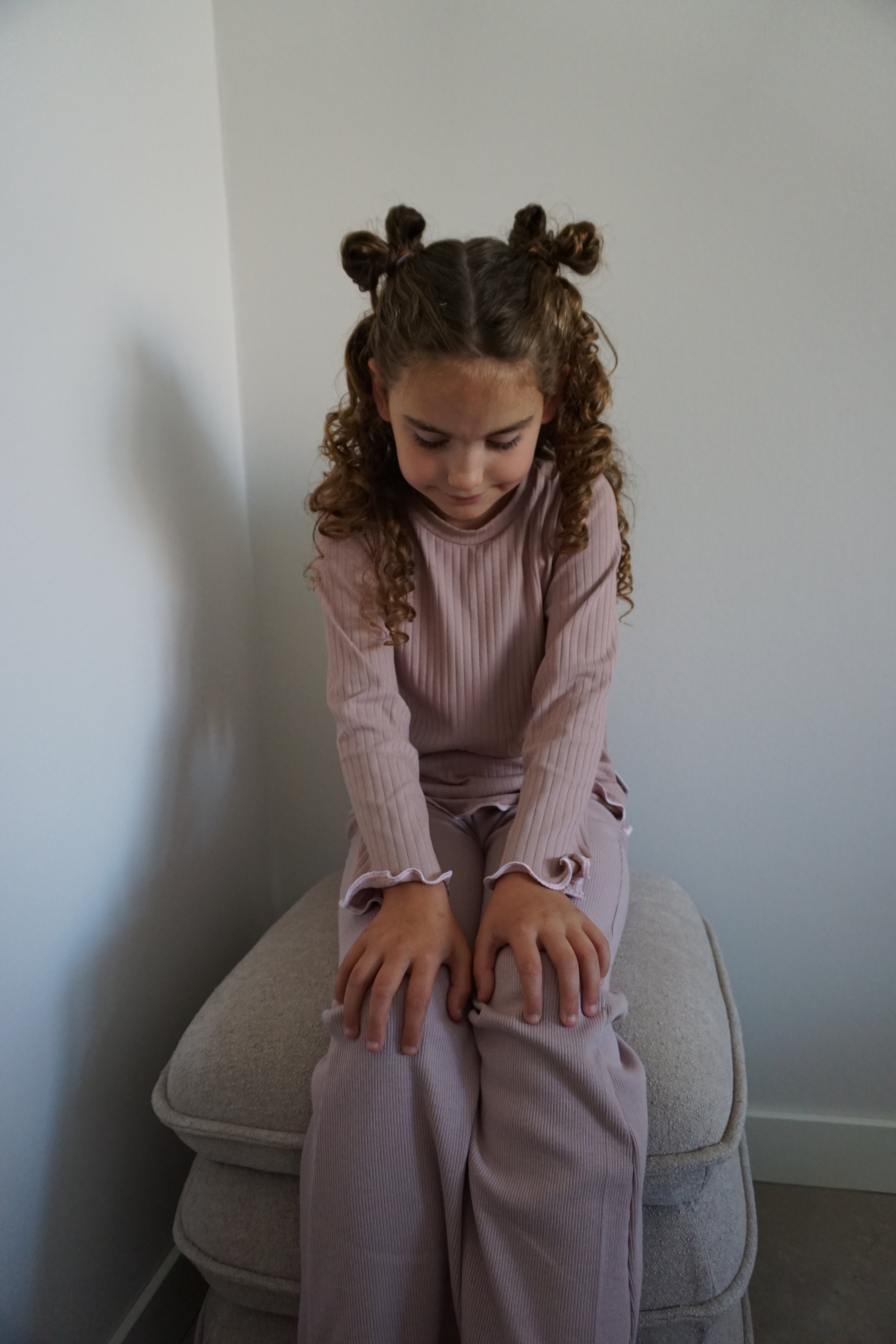 Lichtroze ribshirt meisjes met rolzoom