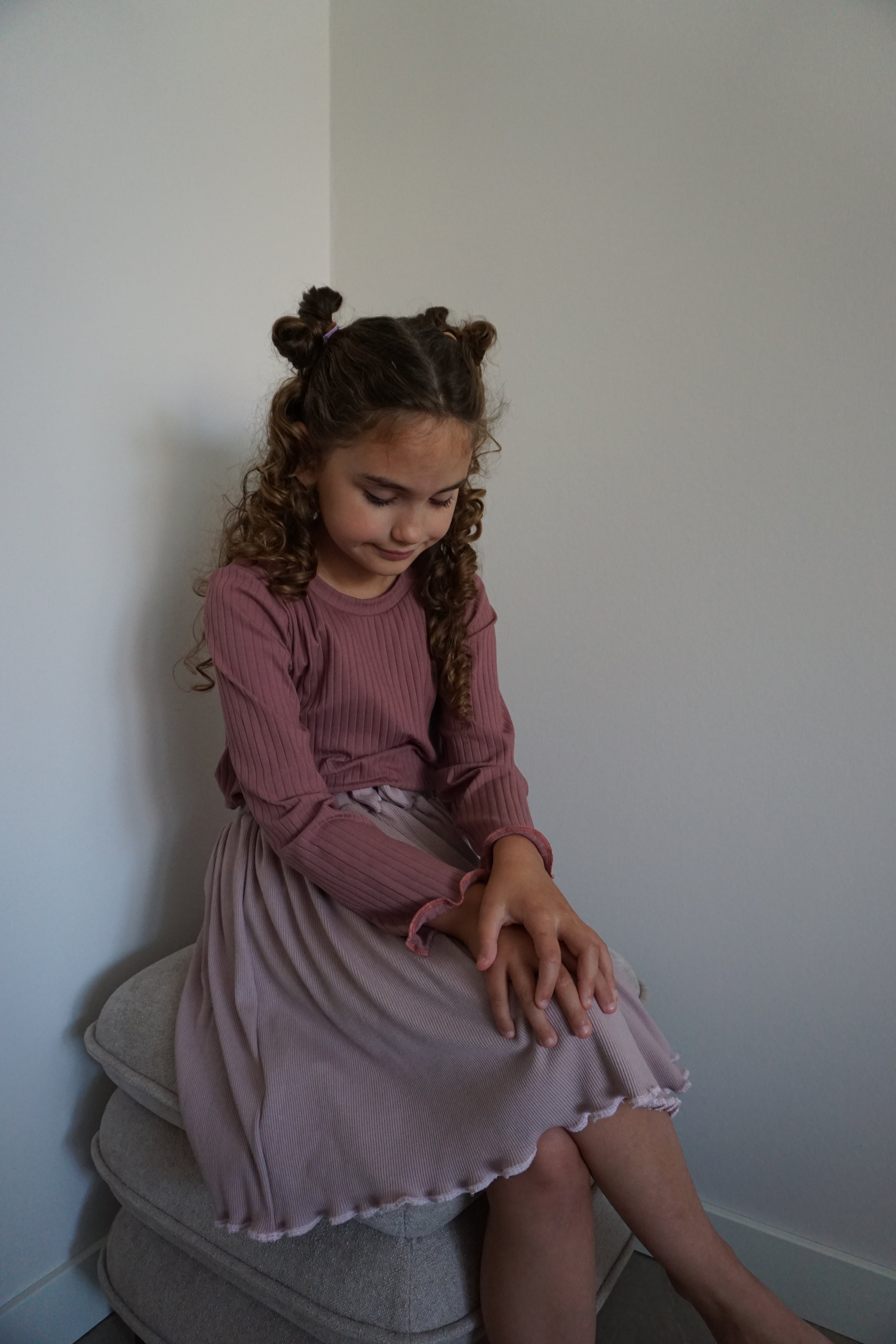 Oudroze ribshirt meisjes met rolzoom