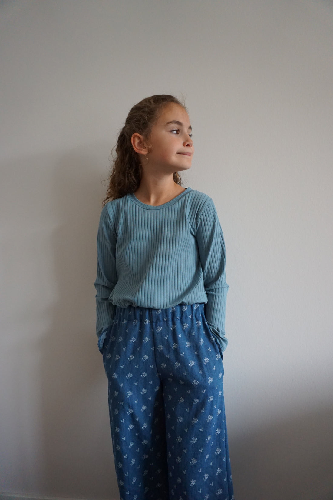Blauw ribshirt meisjes met rolzoom