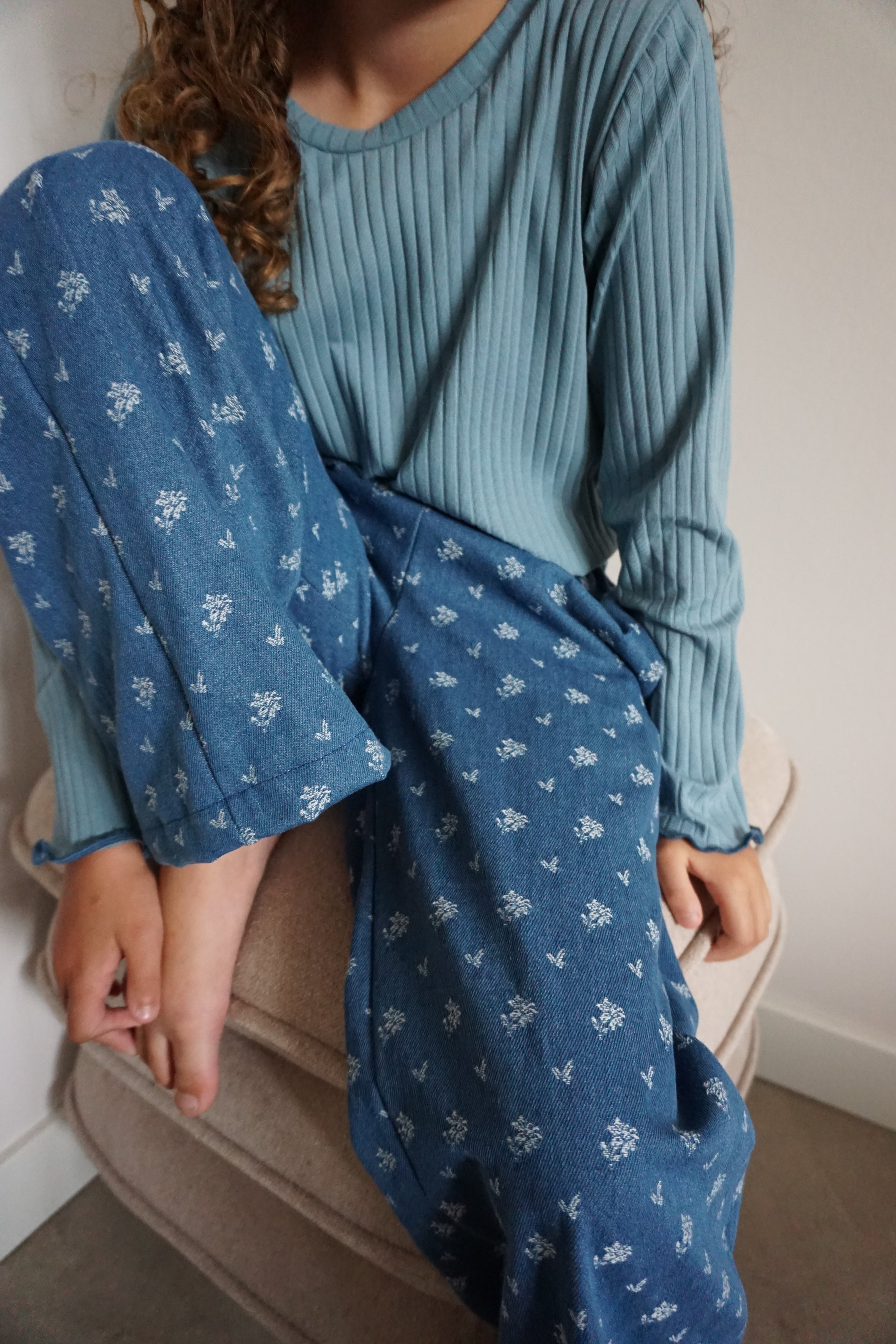 Blauw ribshirt meisjes met rolzoom