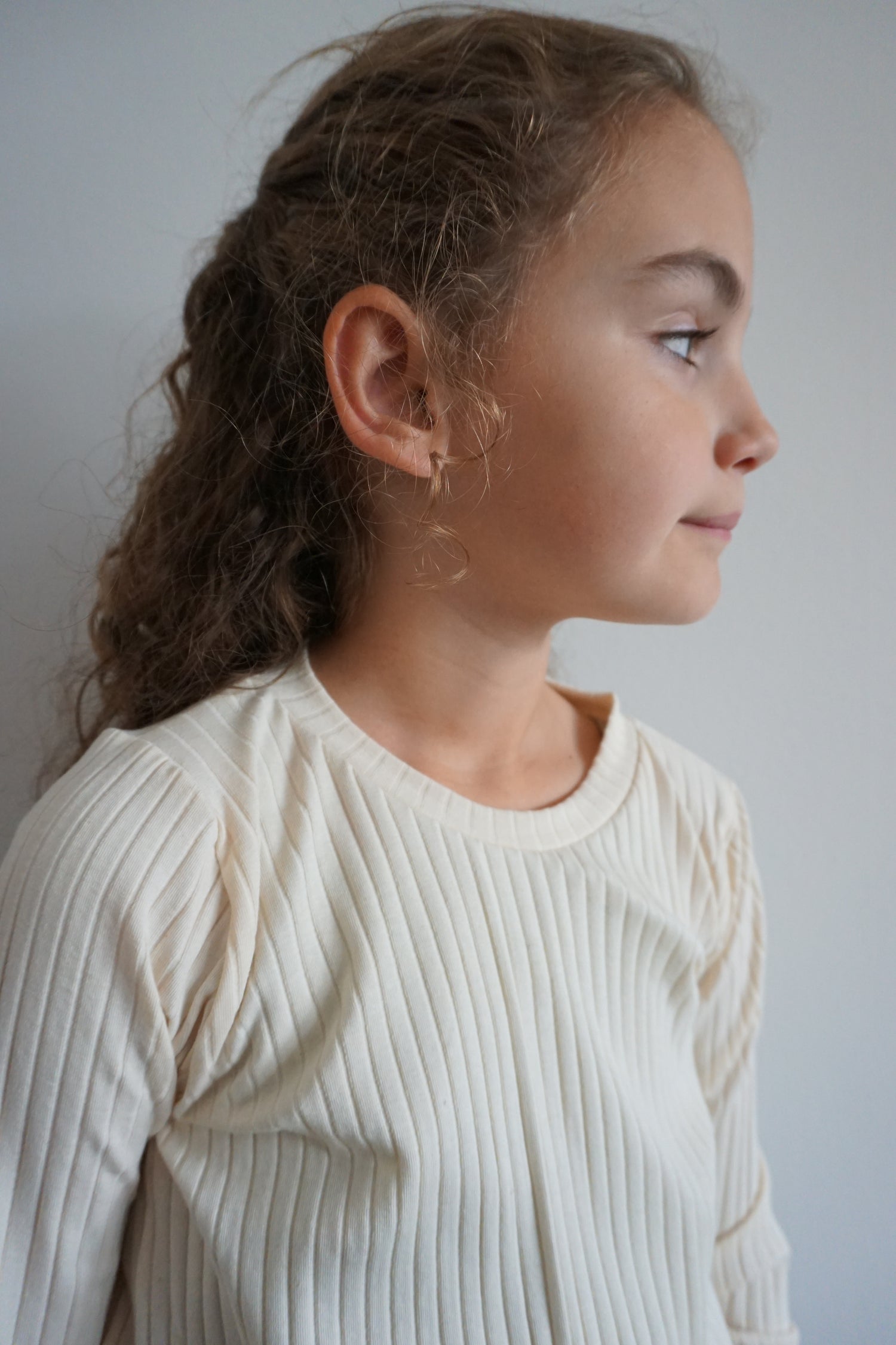 Beige ribshirt meisjes met rolzoom