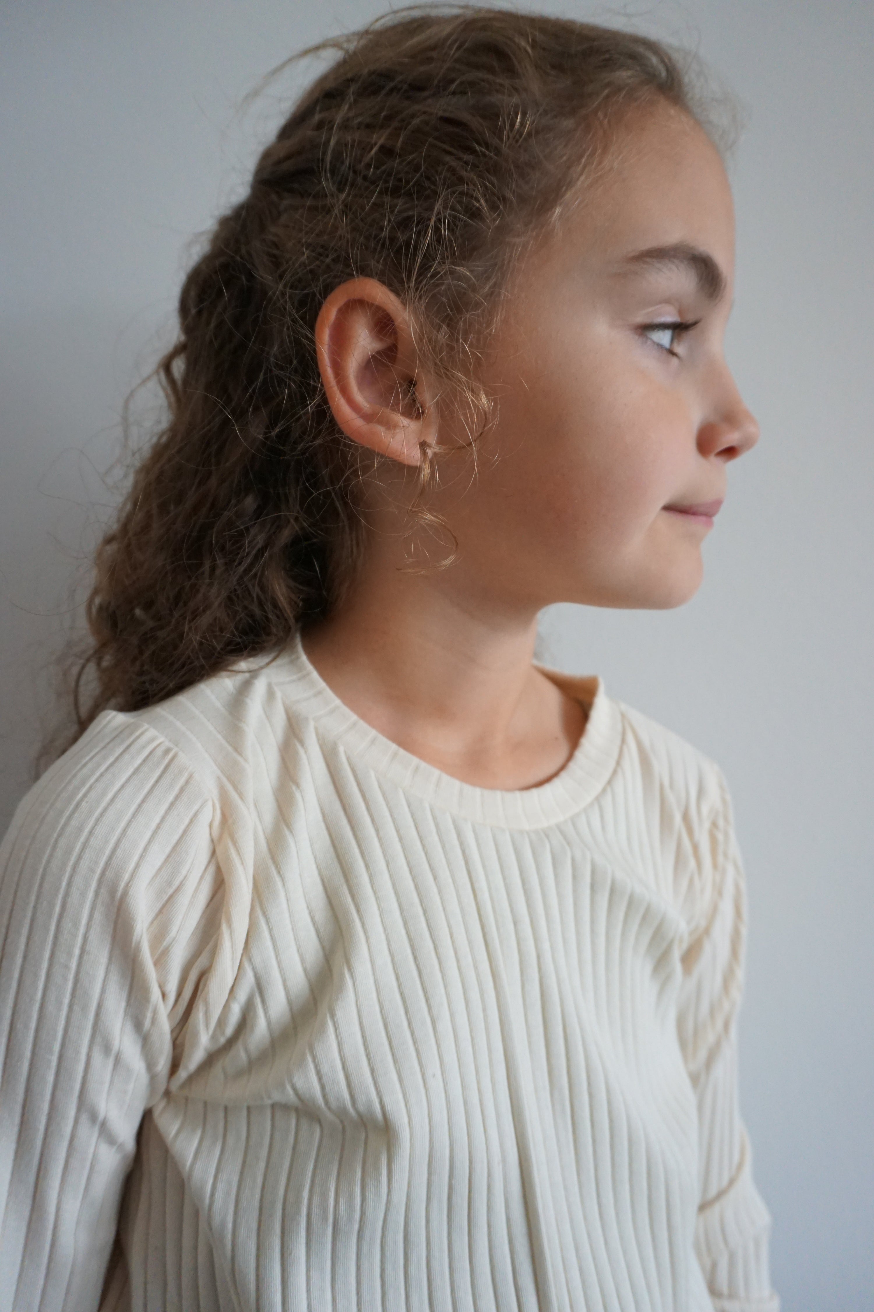 Beige ribshirt meisjes met rolzoom